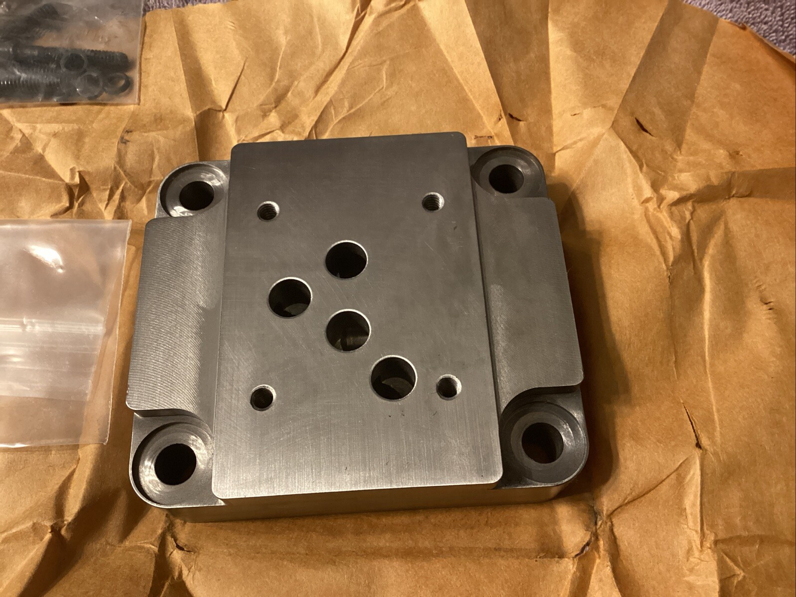 EATON / VICKERS…572653….Sub Plate Directional Valve Adapter….NEW 😀