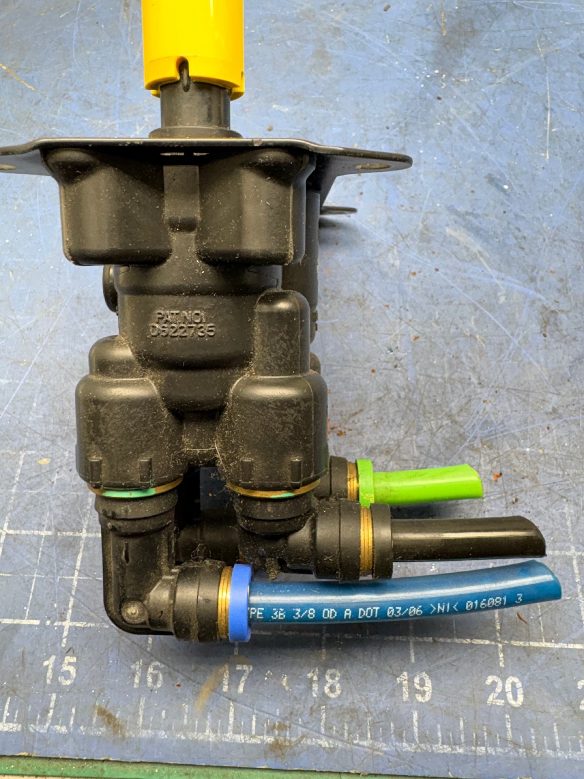 2006 FREIGHTLINER THOMAS BUS PARKING BRAKE VALVE 909598 WITH BRACKET