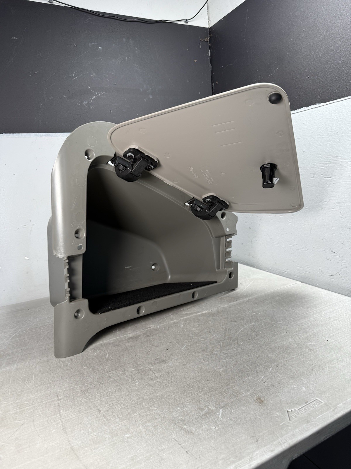 2020 PETERBILT 579 FRONT LEFT OVERHEAD STORAGE BOX GREY S25-6033-731 *2193*