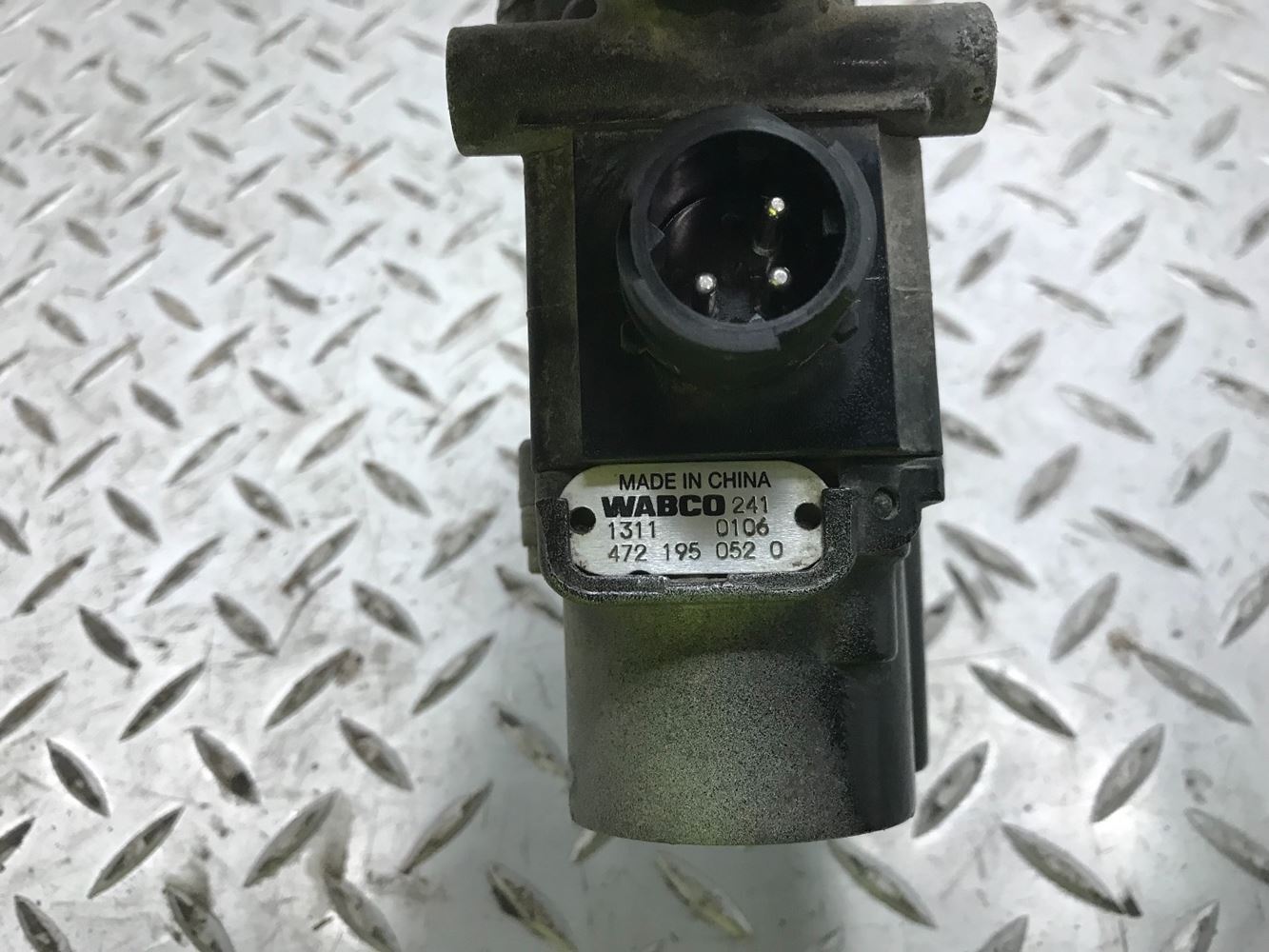 WABCO ABS Relay Valve/Sensor. PN: 472-195-052-0