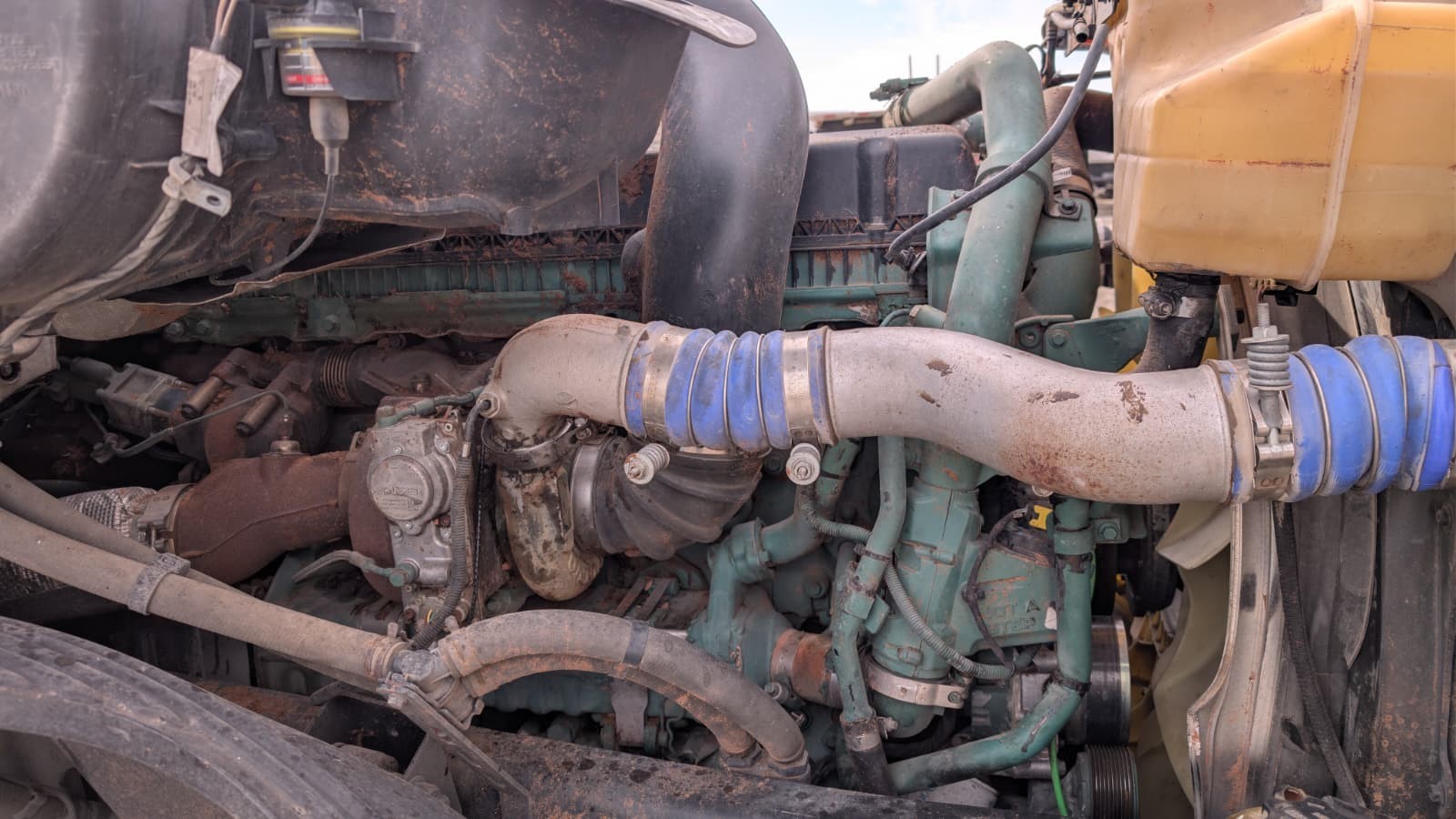 VOLVO D13 COMPLETE ENGINE WITH ALL ACCESSORIES LOW MILES 515k