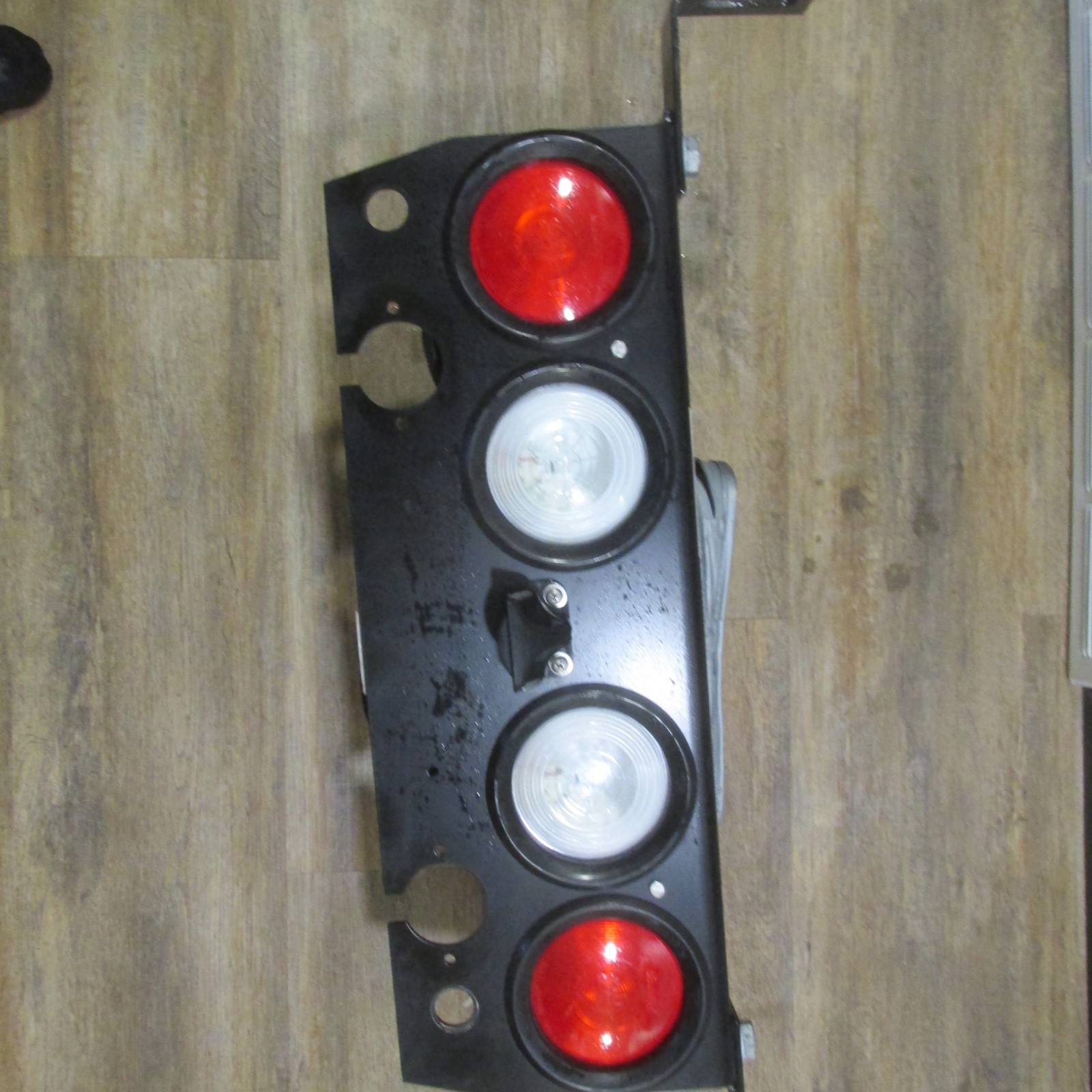 PACCAR GROTE TRUCK LED TAILLIGHT BAR PANEL WITH BRACKETS W/ LICENSE PLATE LIGHT