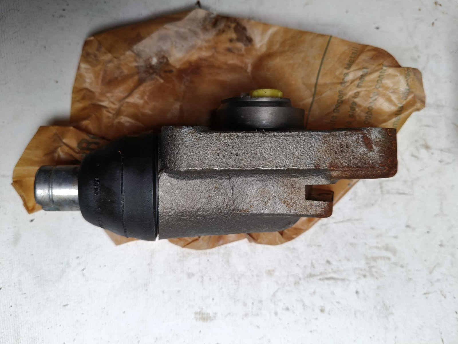 Girling RH front brake cylinder 64677394 NOS Redline Terrier Ford K D200-600
