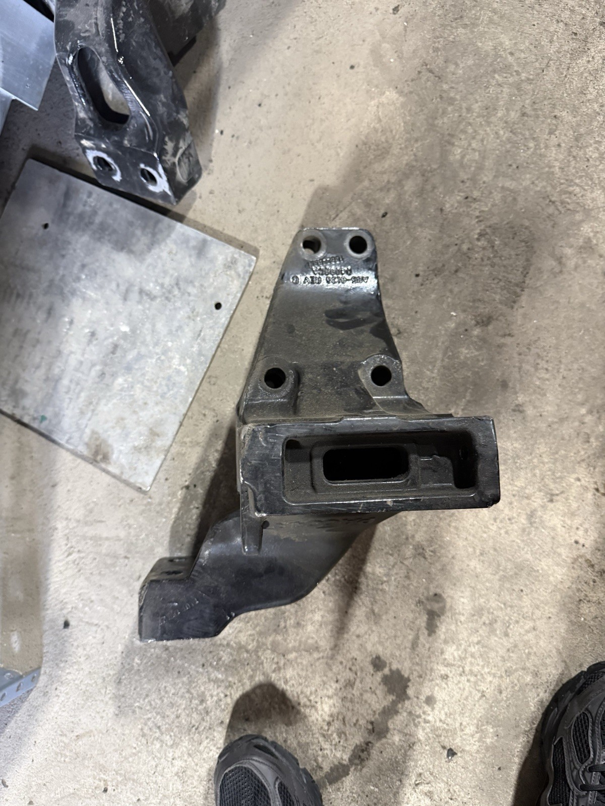 PACCAR FRONT CAB SUPPORT BRACKET LH A85 6136 (28)
