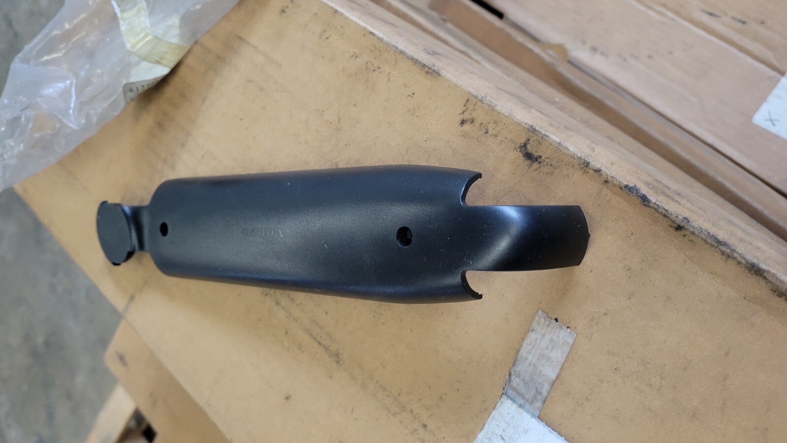 6402503, 613720152-PDC GENUINE VOLVO OEM RH LOWER ARM COVER NOS NO HDWE