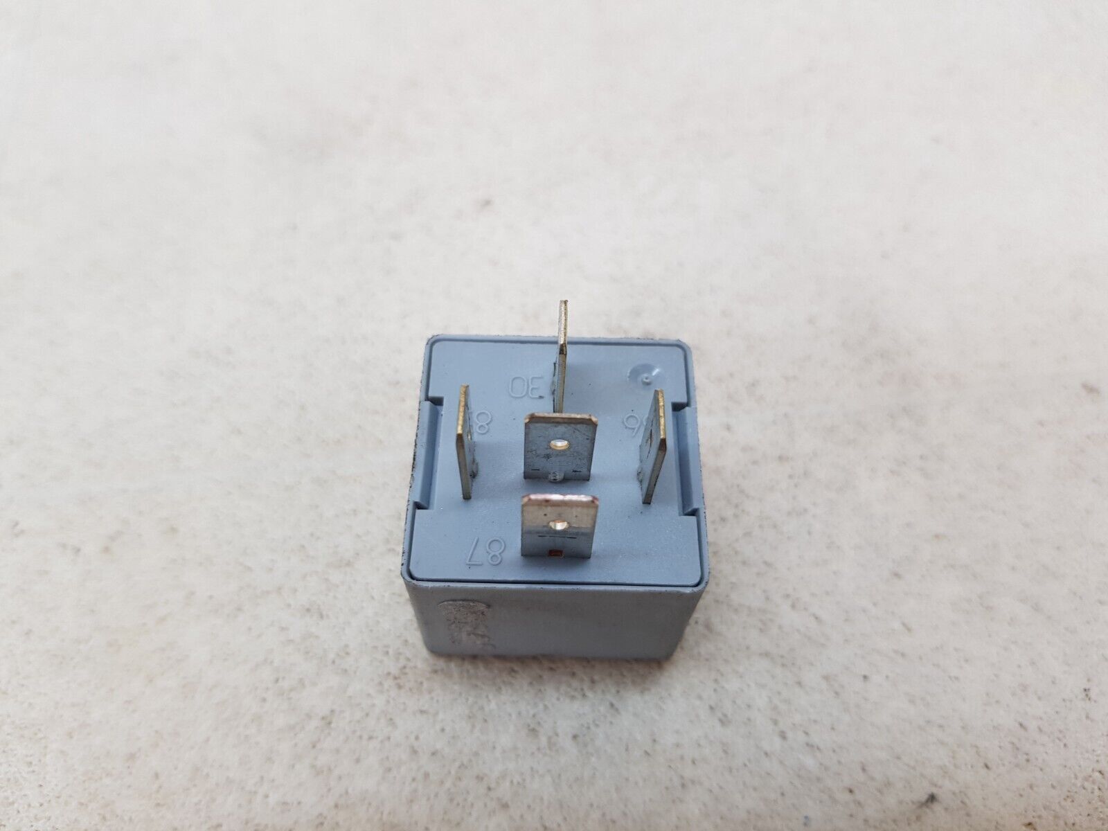 IVECO EUROCARGO 180E25 02-15 GREY 5 PIN SQUARE RELAY 24V 10/20A 4718222 20441002