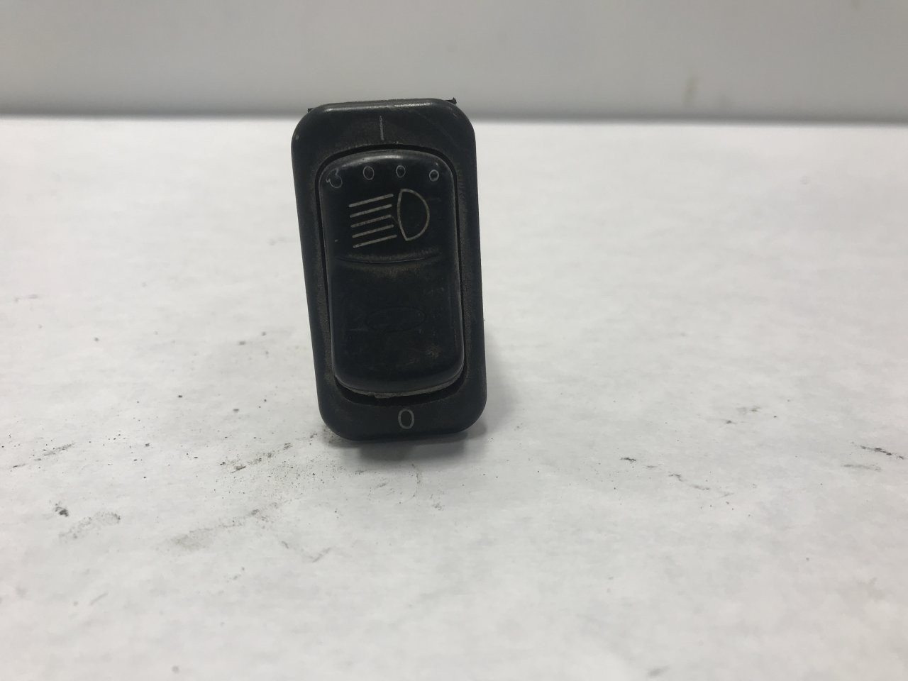 Peterbilt 384 HEADLIGHT Dash/Console Switch – Used | P/N Q2760308A8EEF1AA1