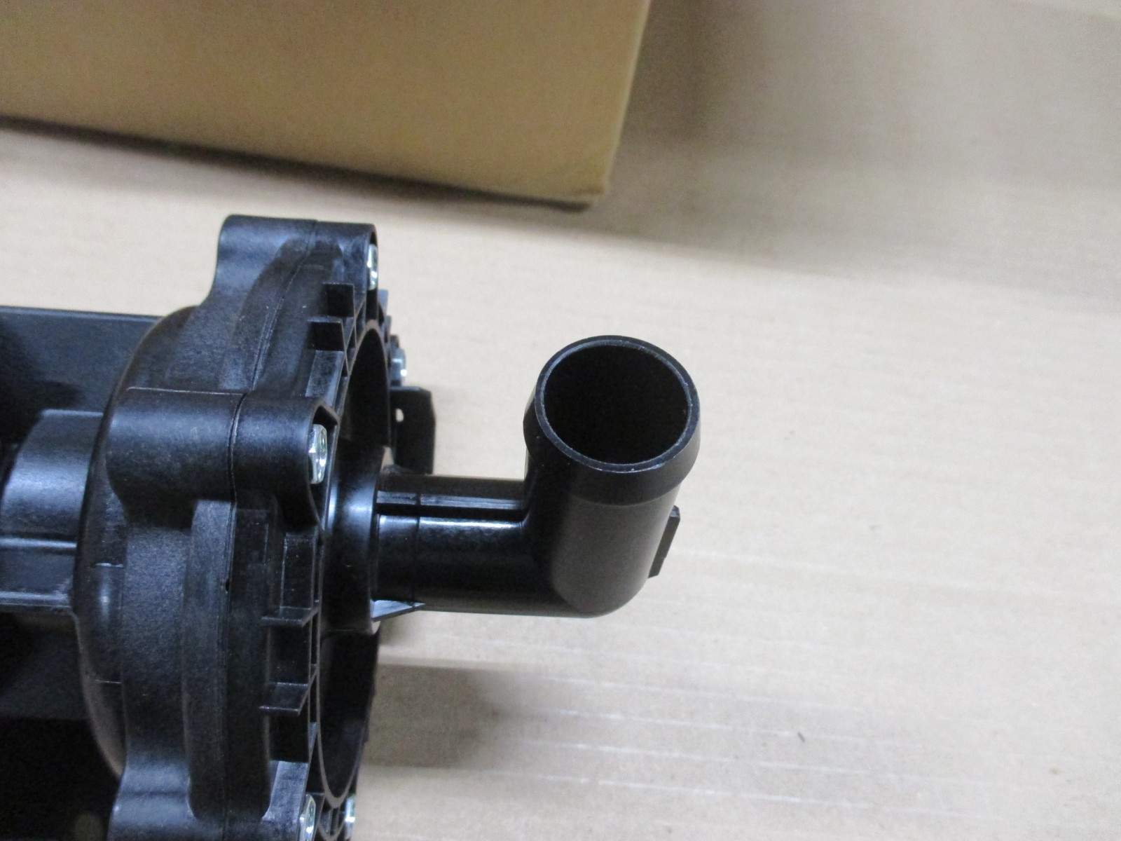 INTERNATIONAL 2516874C91 BOOSTER PUMP 12V W/90 DEGREE FITTING TRUCK PARTS NEW