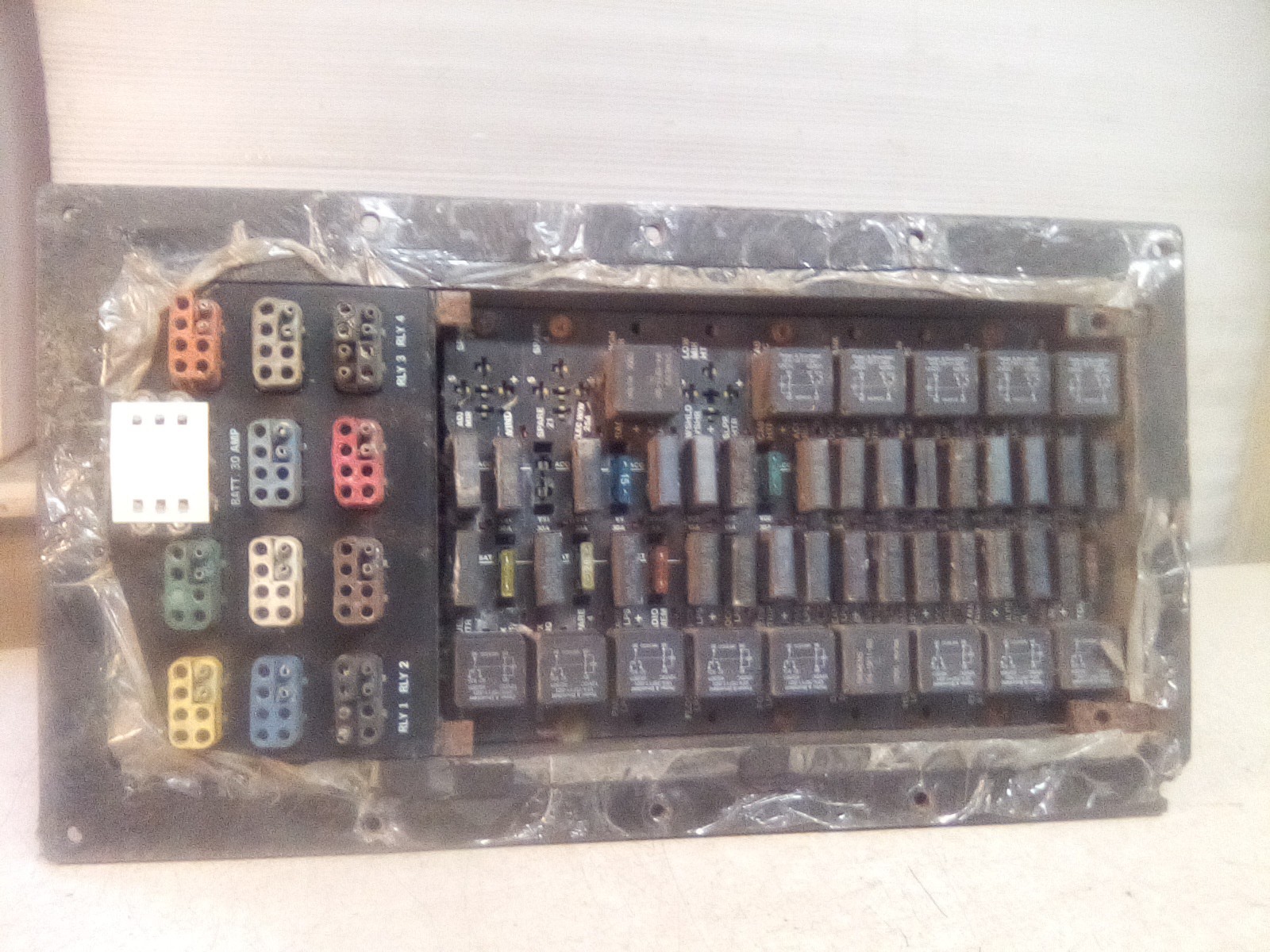 Kenworth W900 Fuse Relay Block “READ DESCRIPTION”