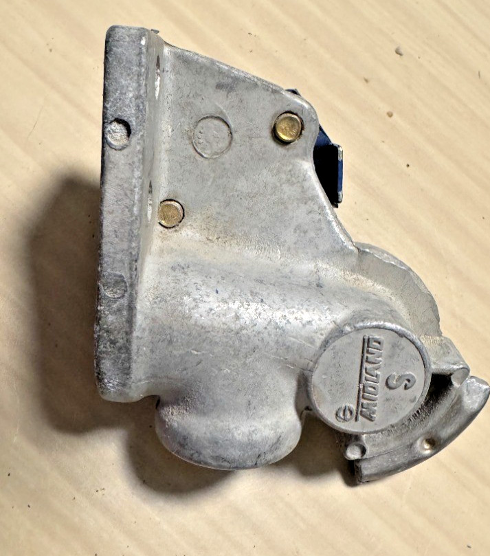 Midland Trailer Mount 38-Deg Gladhand Service Blue Bottom 3/8″ Thread