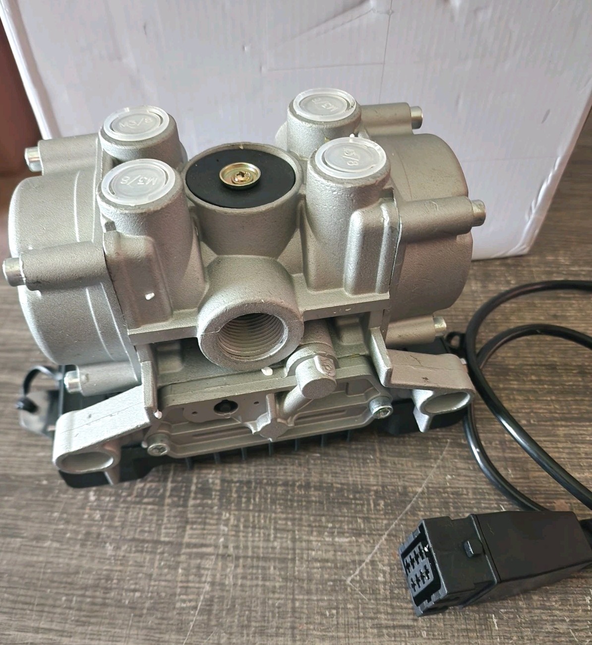 ABS ECU/Valve Assy TCS 2 Trailer 4S/2M Metric Thread For Meritor S4005001037