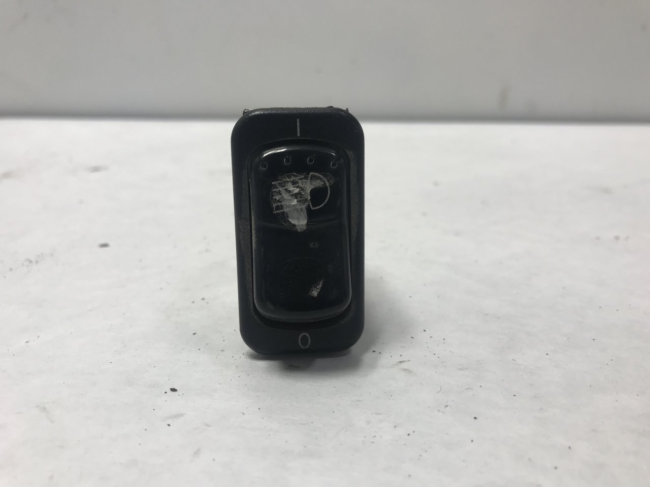 Peterbilt 384 HEADLIGHT Dash/Console Switch – Used | P/N Q2760308A8EEF1AA1