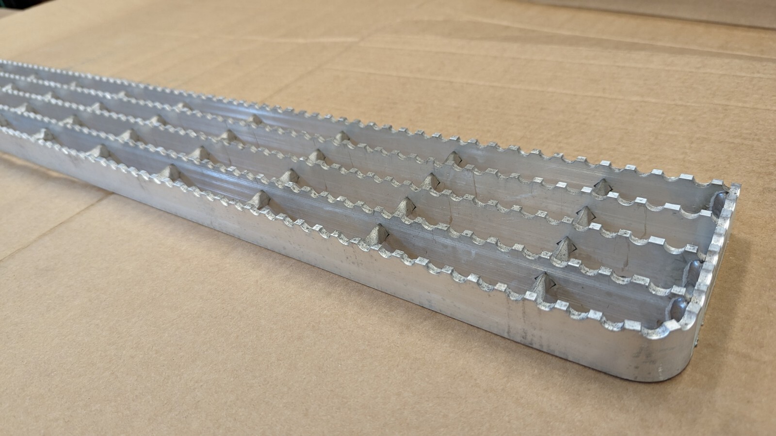 4000845C1 International Self-Cleaning Aluminum Super Sure Grip Step HX Truck