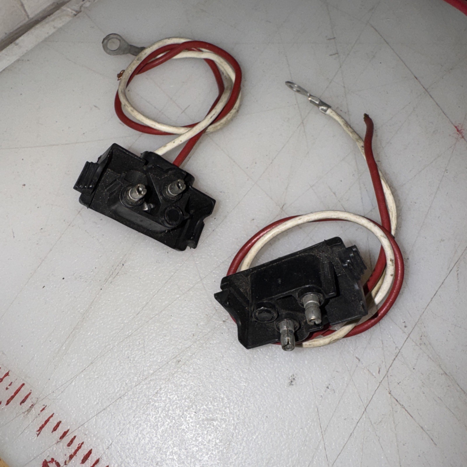 2 WIRE PIGTAIL CONNECTORS LOT OF 2 NNB