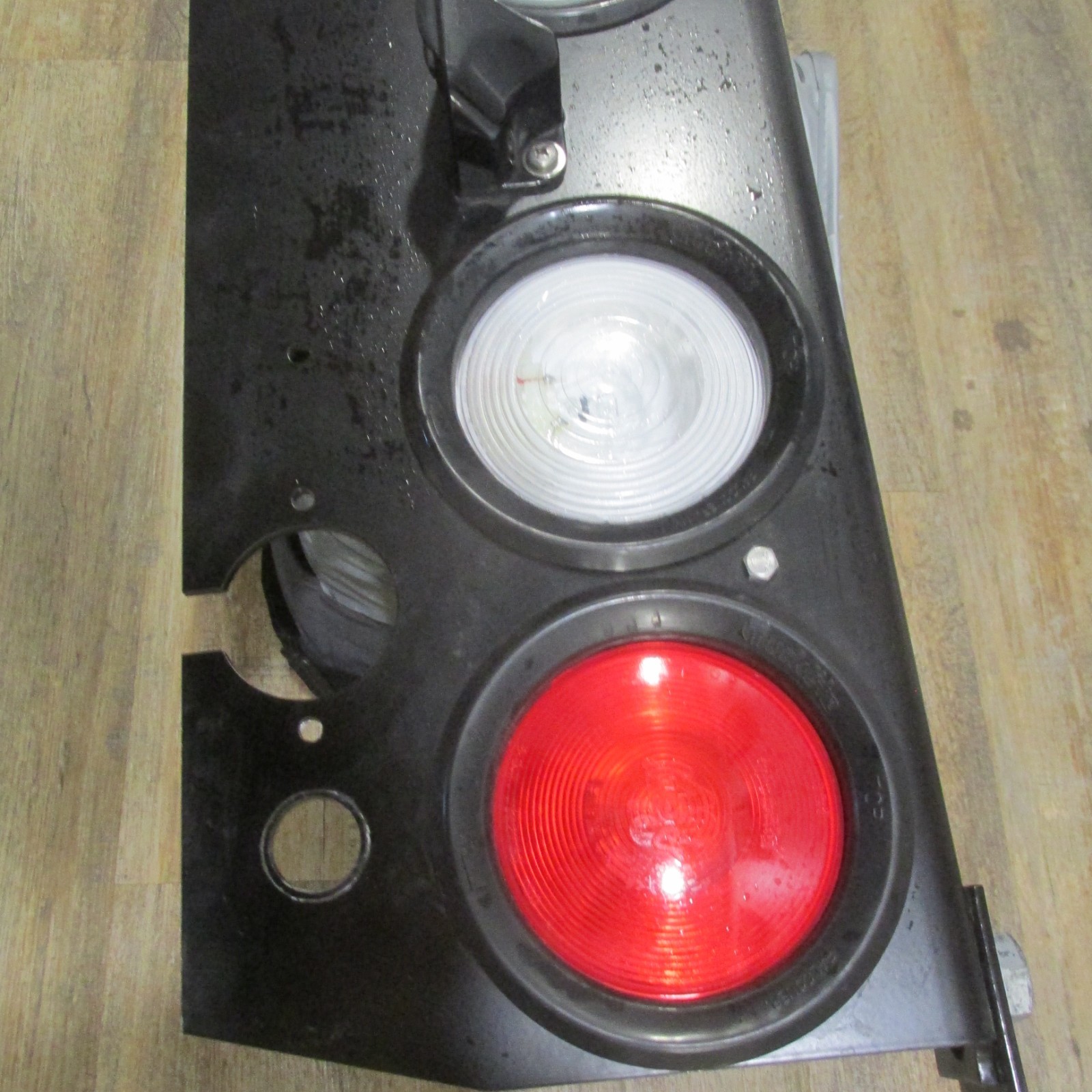 PACCAR GROTE TRUCK LED TAILLIGHT BAR PANEL WITH BRACKETS W/ LICENSE PLATE LIGHT