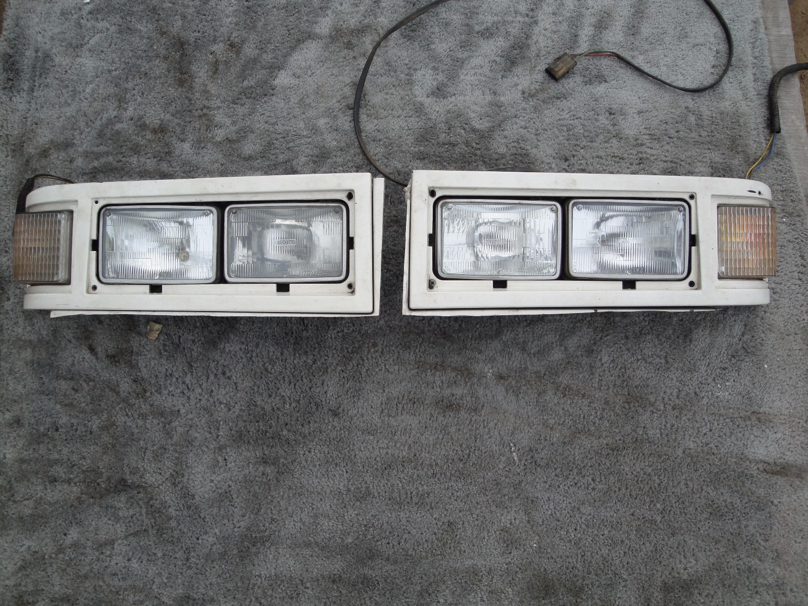 MCI D SERIES 1992-2006 HEAD LAMP ASSEMBLY – PAIR LEFT + RIGHT