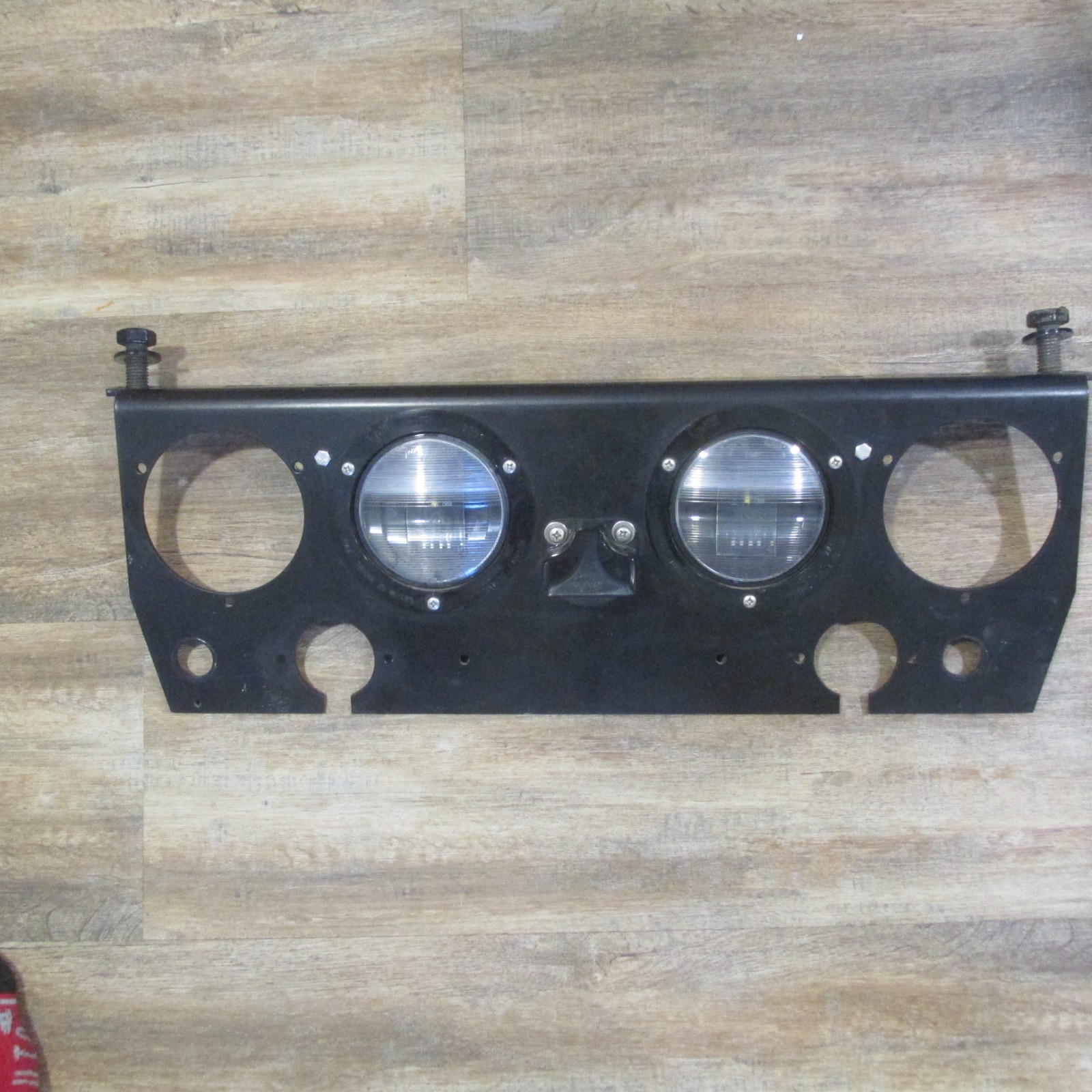 PACCAR A11-2264 TAIL LIGHT PANEL ASSEMBLY WITH GROTE BACK UP LIGHT & PLATE BOLTS