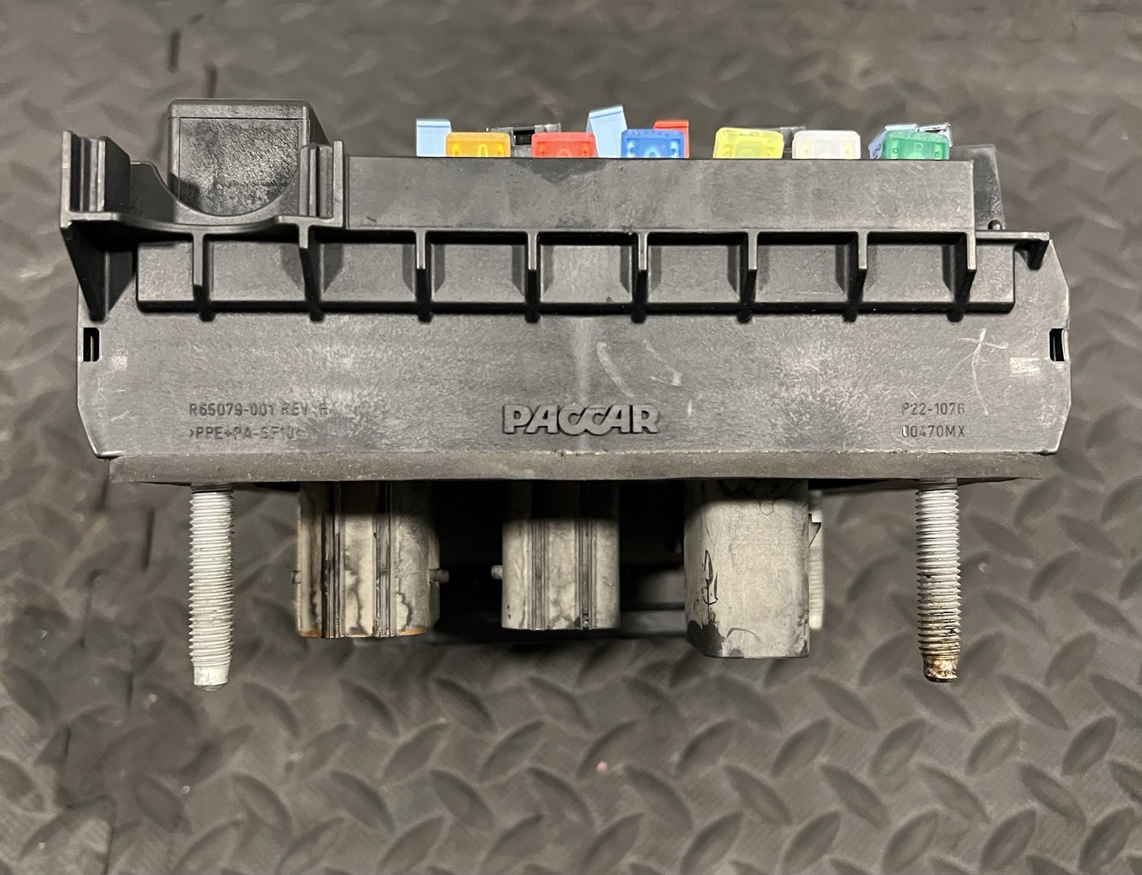 PACCAR Peterbilt Fuse Box P/N: P27-1147-0200 / S53-1293-11E (TAG#: 17428)