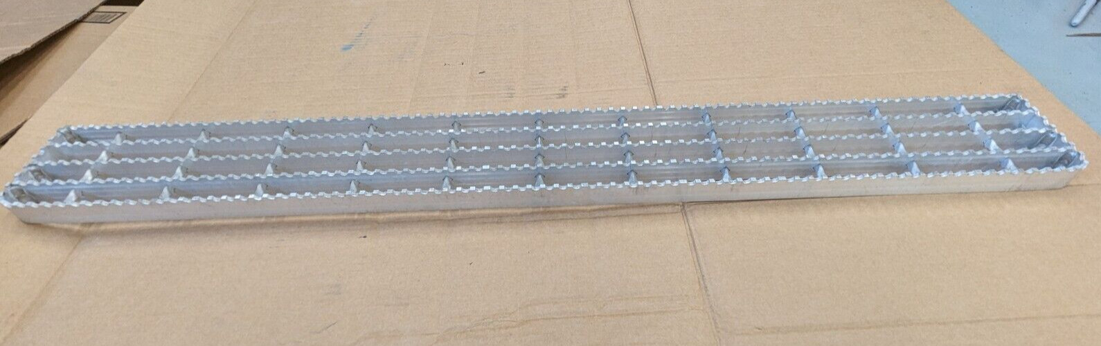 4000845C1 International Self-Cleaning Aluminum Super Sure Grip Step HX Truck