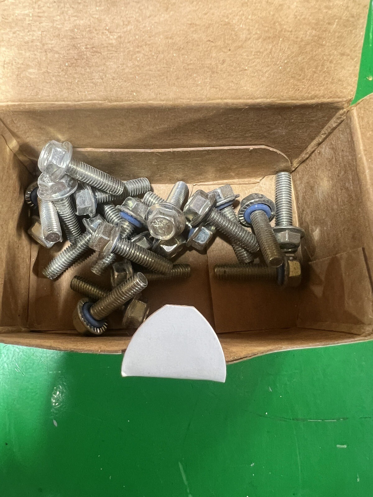 GENUINE NEW FREIGHTLINER SCREW MACH HWH10-32X 23-13099-075, Pack of 25, E5