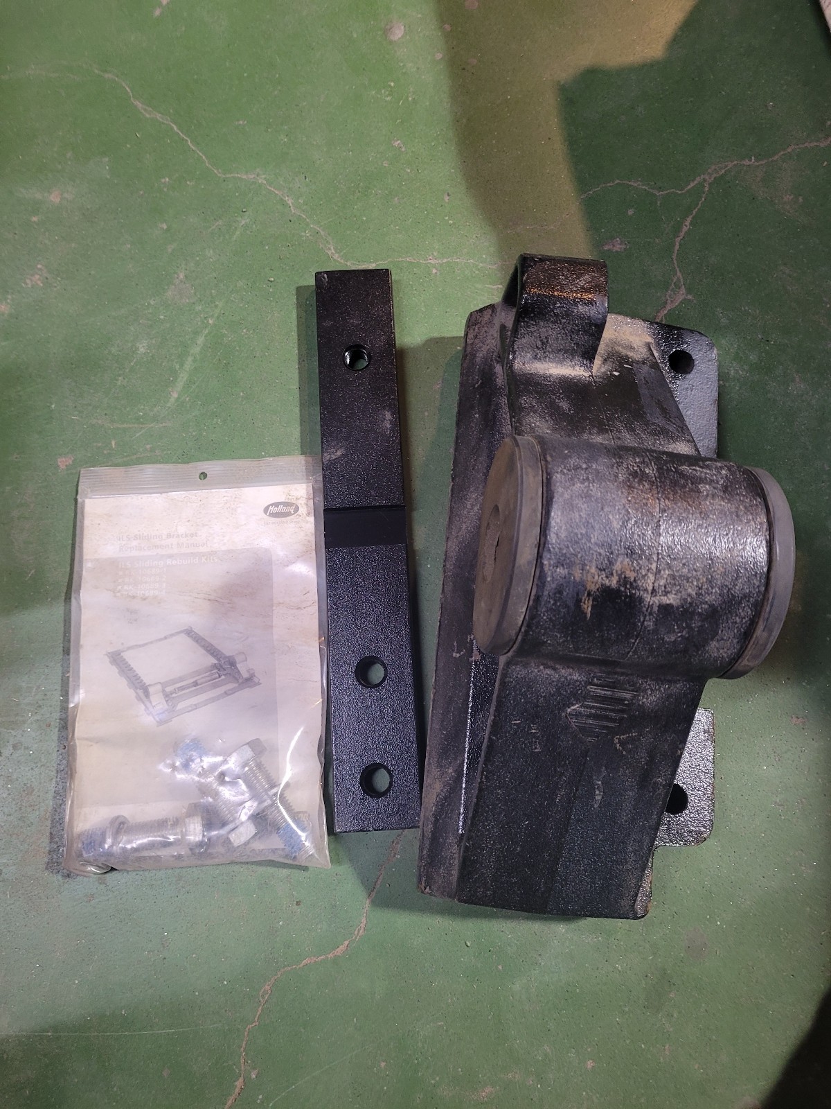 SAF Holland RK-10689-3R 9″ ILS Fifth Wheel Bracket Replacement Kit