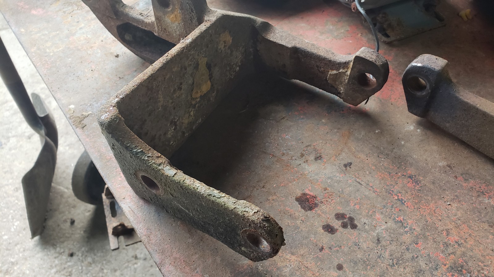 Brake Chamber Mounting Bracket 6QE455-P4 for Vintage Mack 50-65k Rears