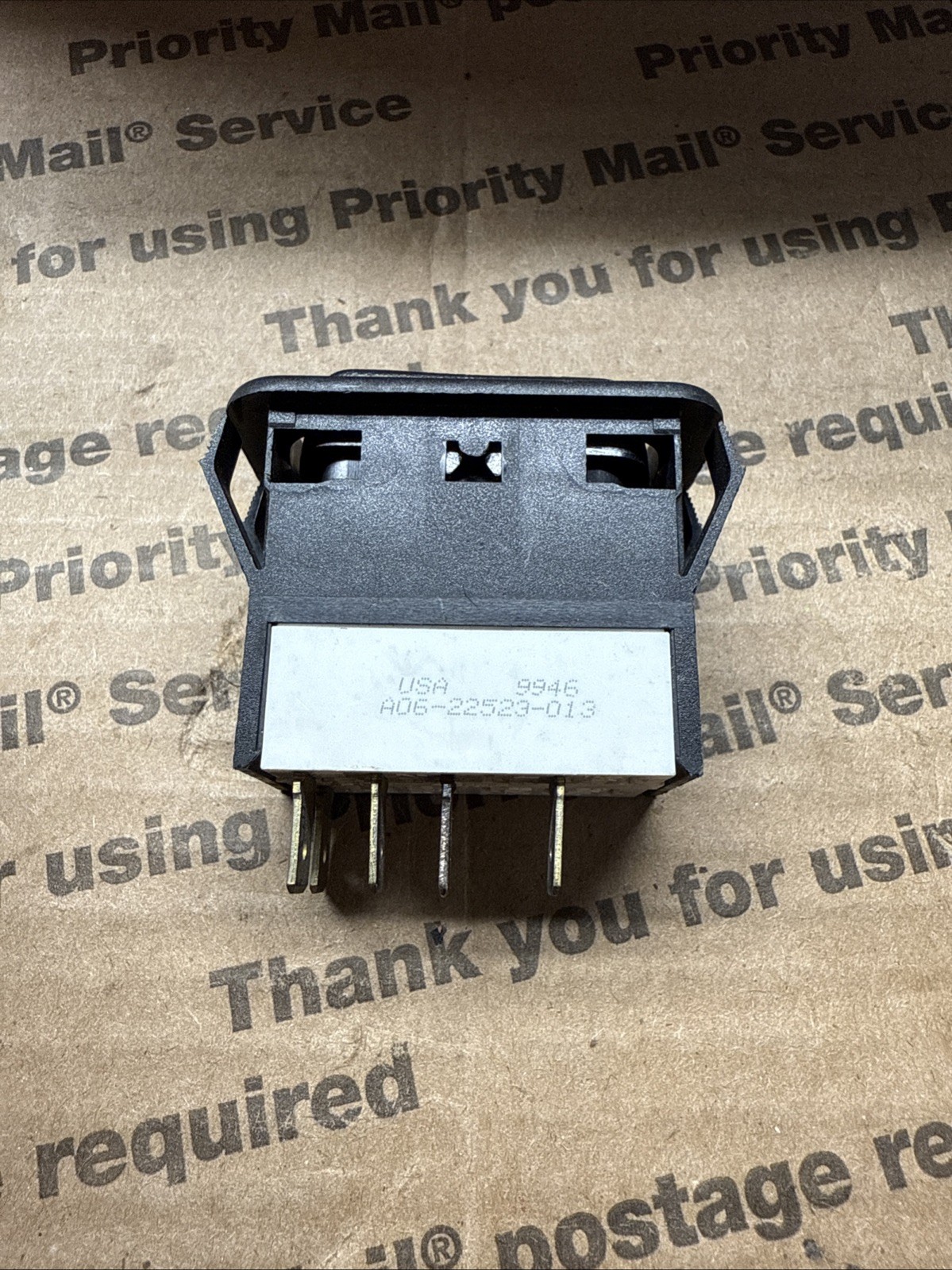 Freightliner DOME LIGHT Switch – A0622523013 A06-22523-013 ( A06-30769-013 *)