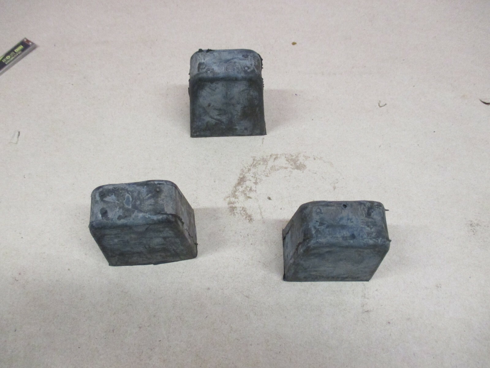 INTERNATIONAL D-2 80276-H RUBBER STOP/BUMPER LOT OF 3 PIECES TRUCK PARTS DT466