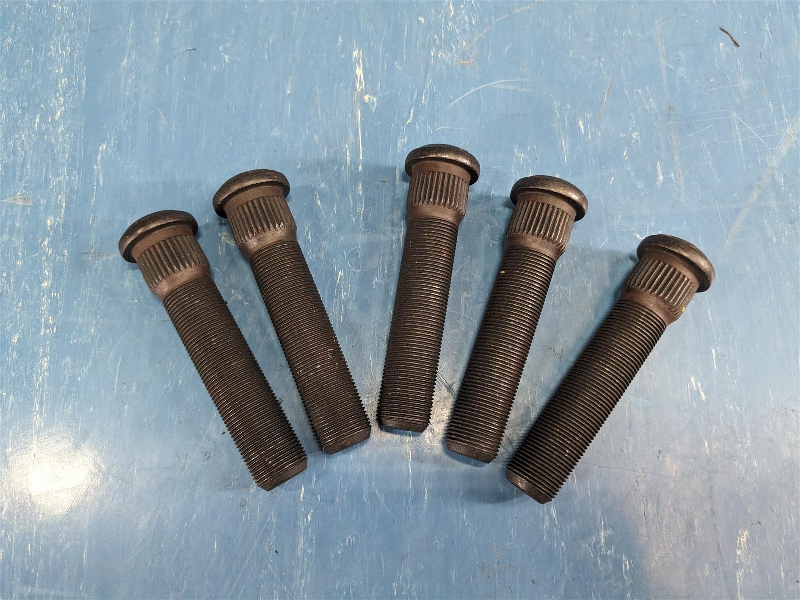 Box of (5) World American Metric Grade 8 Serrated Wheel Bolt Stud M22X1.5 4 1/4″