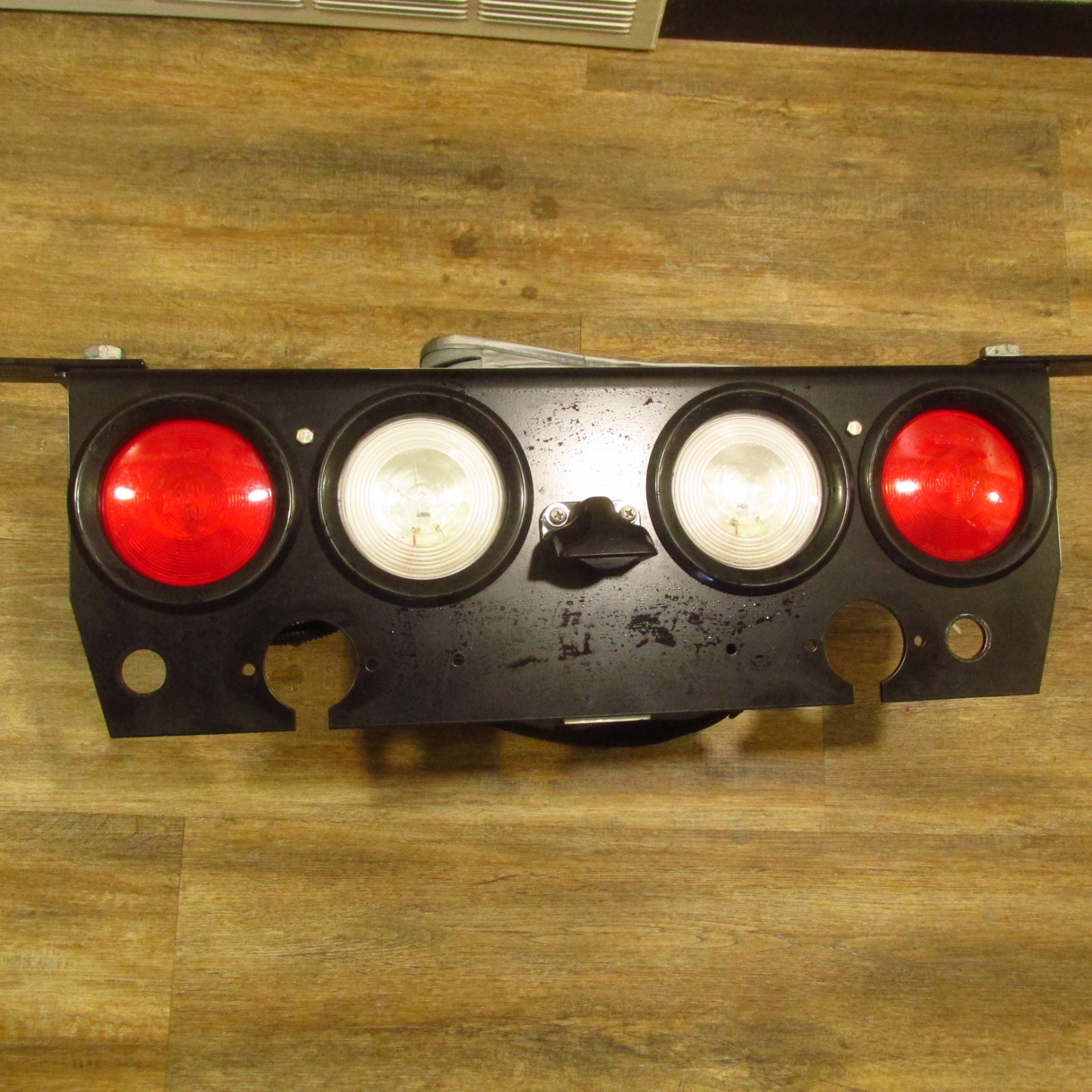 PACCAR GROTE TRUCK LED TAILLIGHT BAR PANEL WITH BRACKETS W/ LICENSE PLATE LIGHT