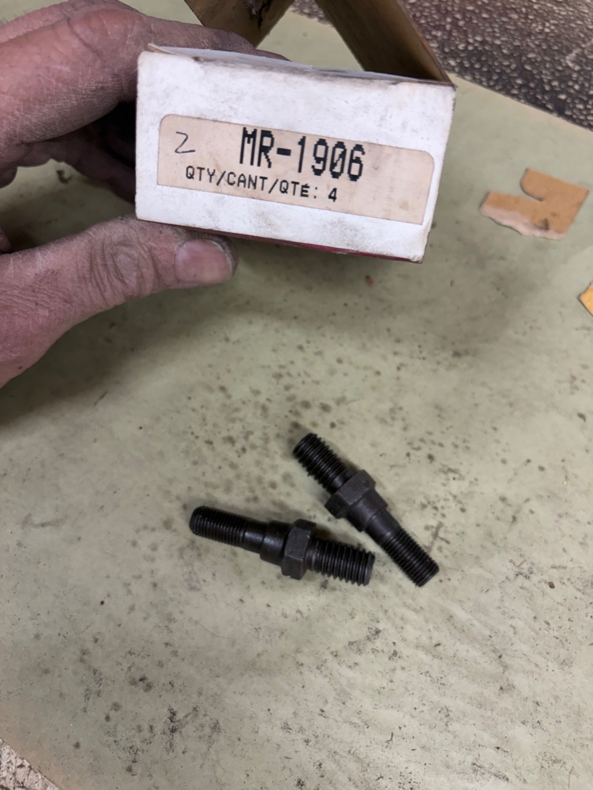 SEALED POWER MR1906 STUDS BOX OF 2