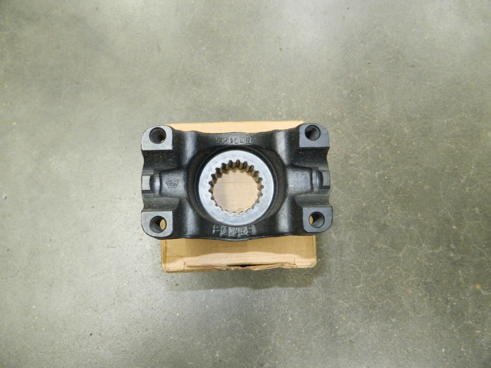 SPICER DANA END YOKE 3-4-10591-1 21 Spline Driveline at Carrier Bearing 1350