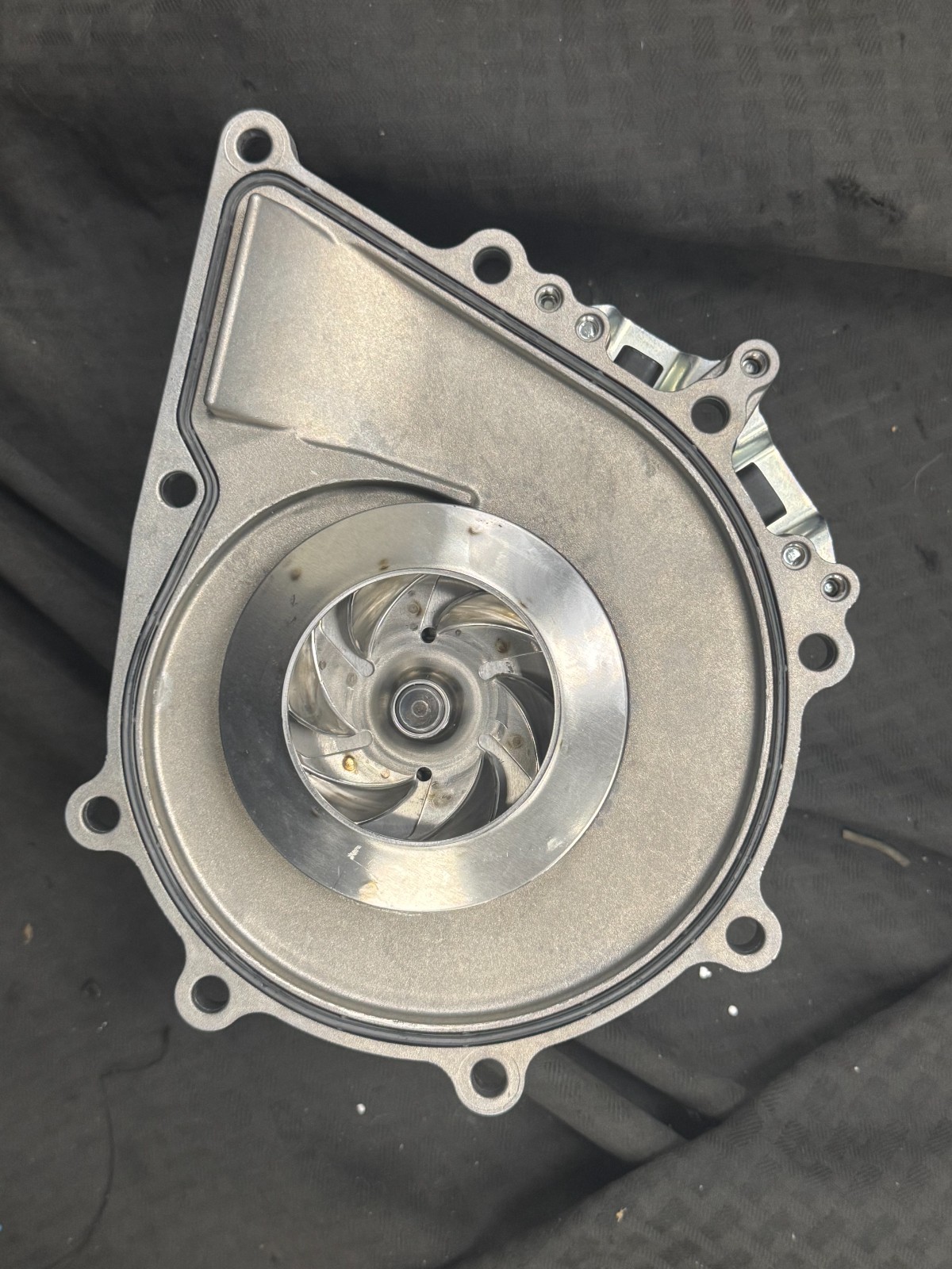 Detroit Diesel® Y0701005 | Genuine Detroit Diesel® Water Pump For DD13 / DD15