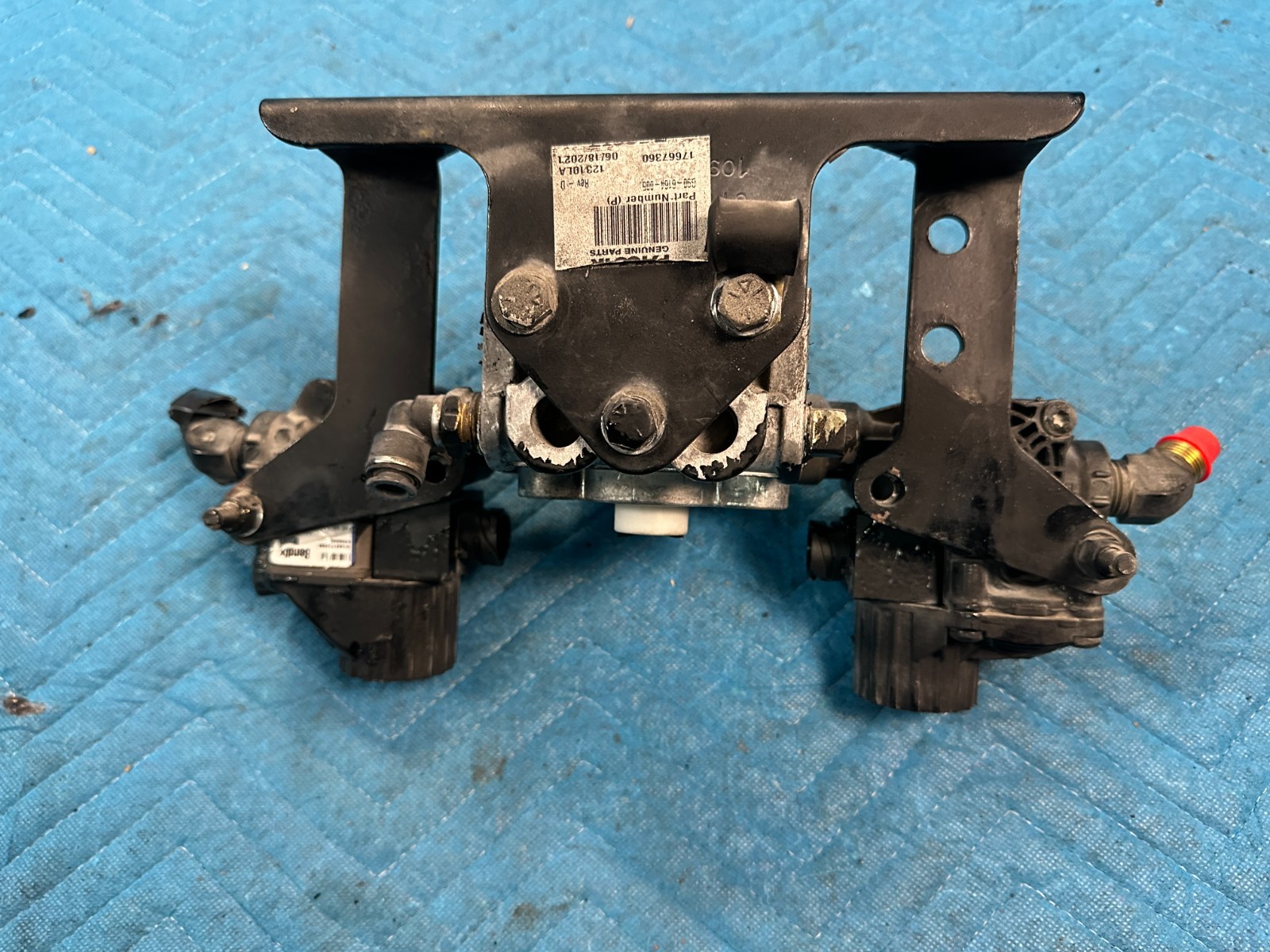 OEM Kenworth T680 Bendix Air Brake Relay Valve+2 M-40HF & Bracket 2022