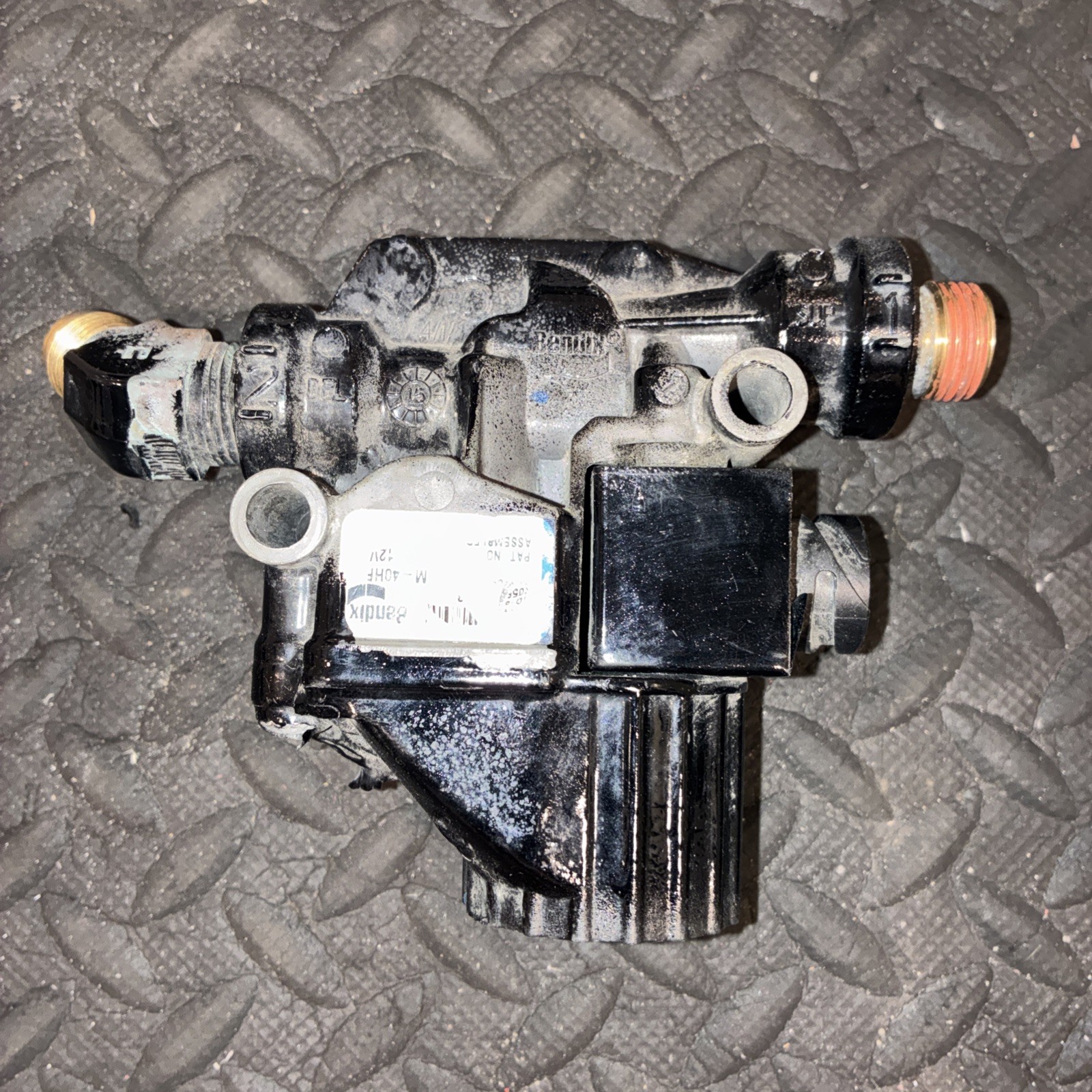 GENUINE BENDIX ABS MODULATOR VALVE PN: K056040 (TAG# 18270)