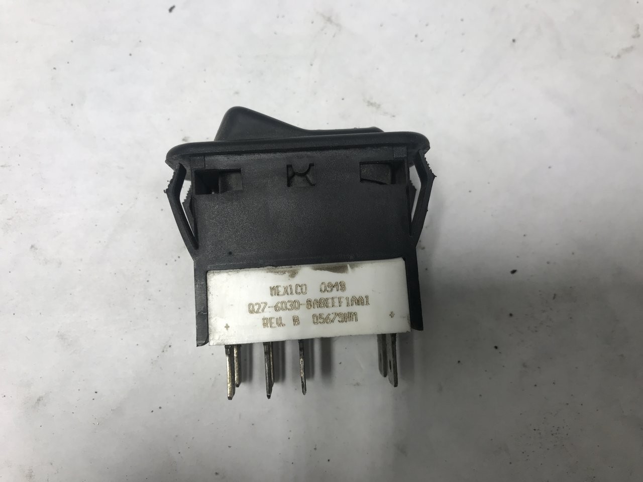 Peterbilt 384 HEADLIGHT Dash/Console Switch – Used | P/N Q2760308A8EEF1AA1