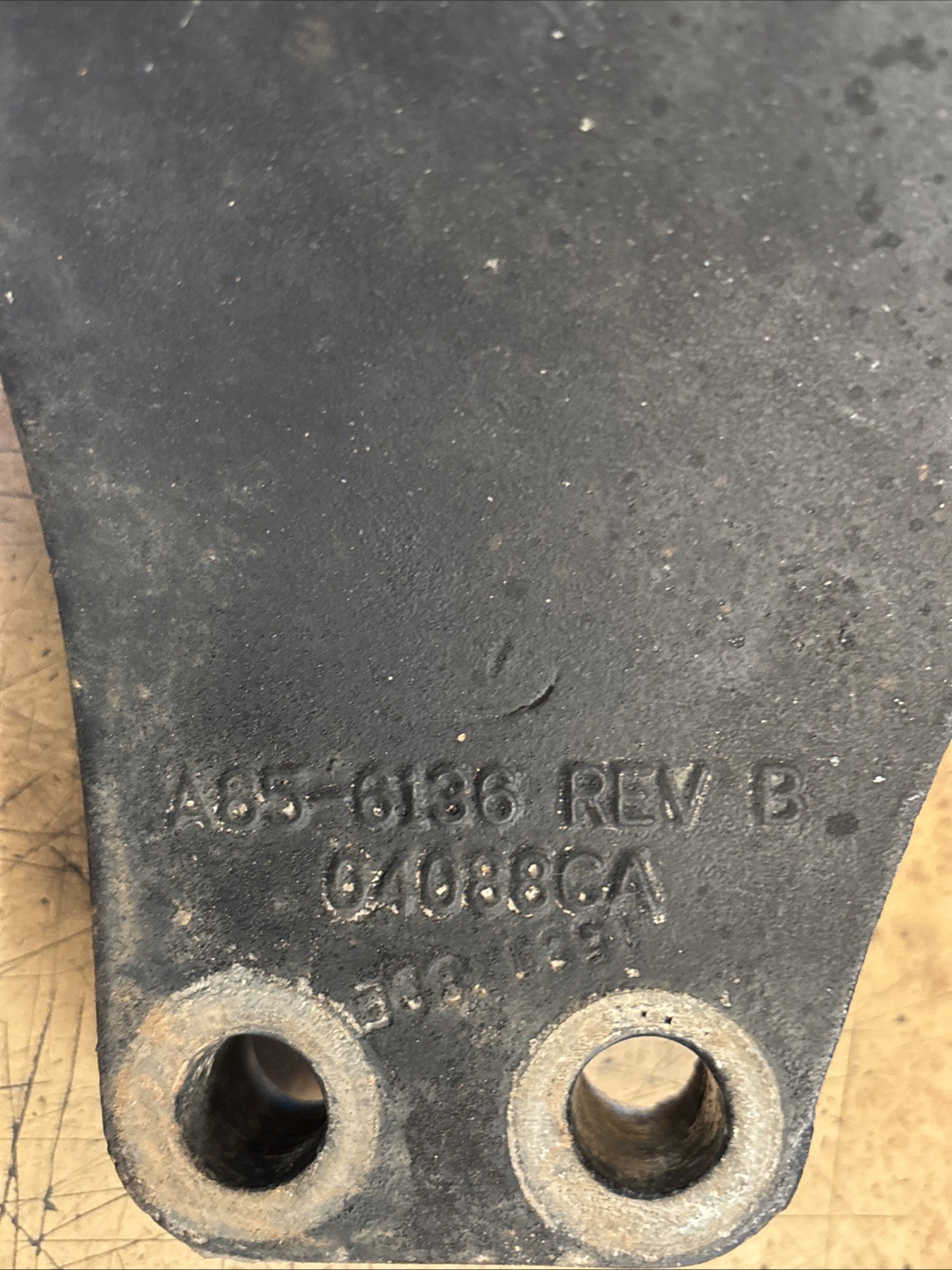PACCAR FRONT CAB SUPPORT BRACKET LH A85 6136