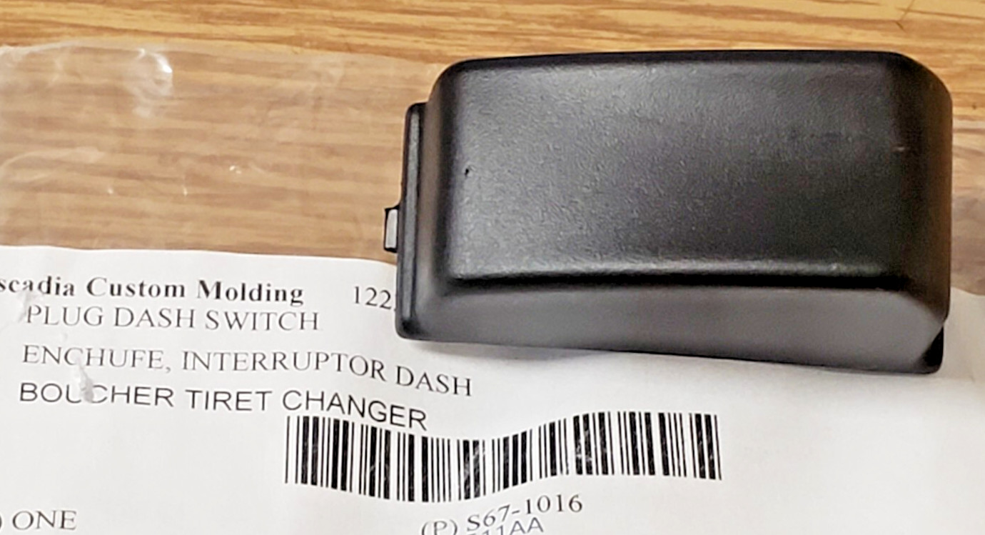 ~ NEW GENUINE PACCAR OEM KENWORTH / PETERBILT BLANK DASH SWITCH PLUG ~ S67-1016