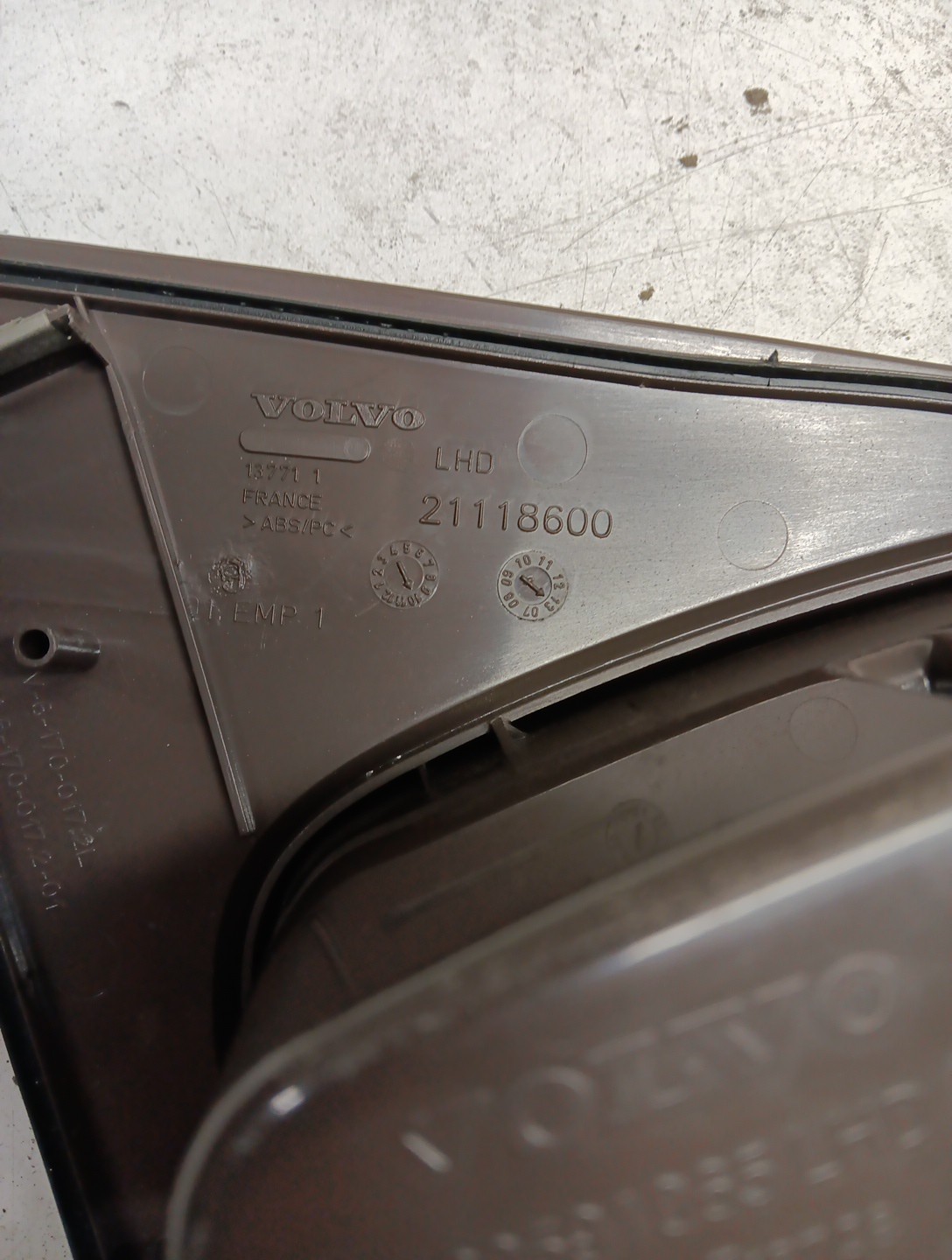 Volvo Dash Panel 21118600 Upper Storage Tray 20591065 Item #3130