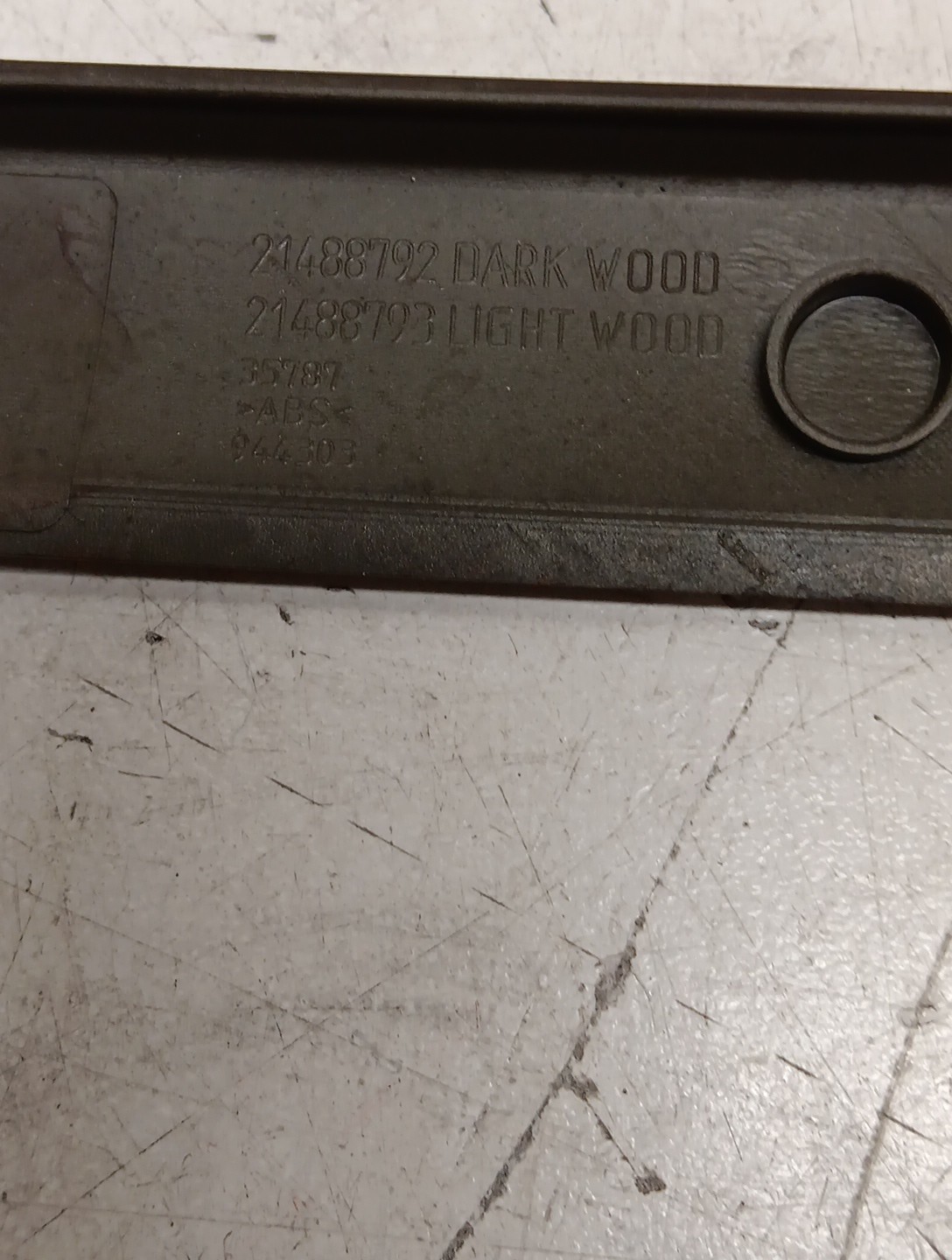 Volvo VNL 2nd Gen Right Side Dash Trim Molding 21488792 OEM Item #3240