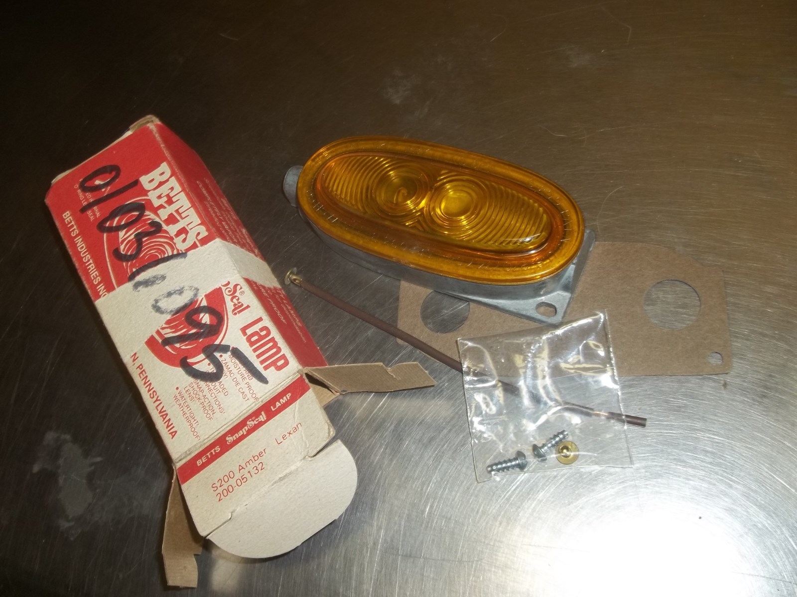 v12) Betts Marker Light 200-05132