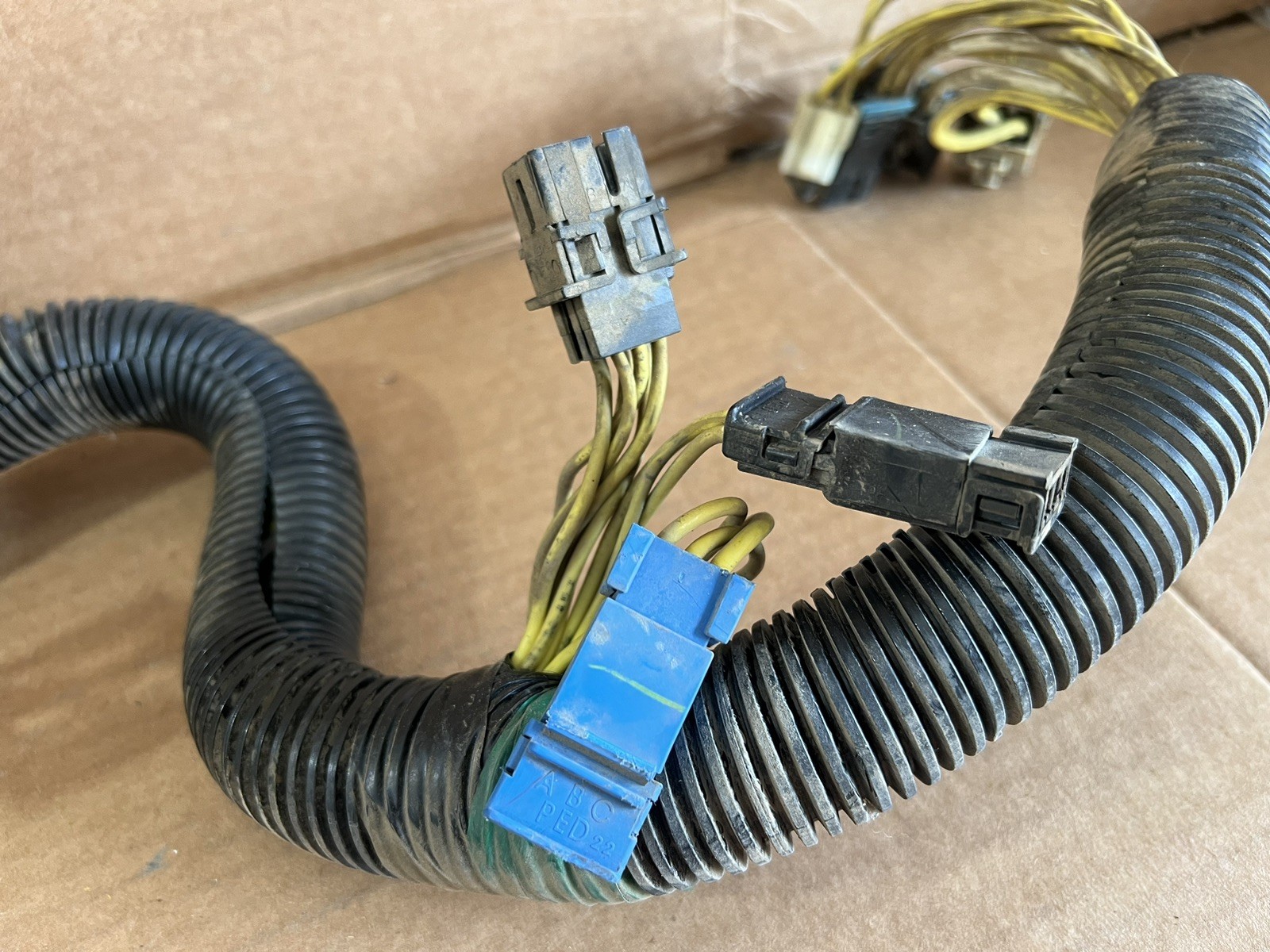 Freightliner Fuse Box Circuit Protection Wiring Wire Harness P/N A06-24054-003