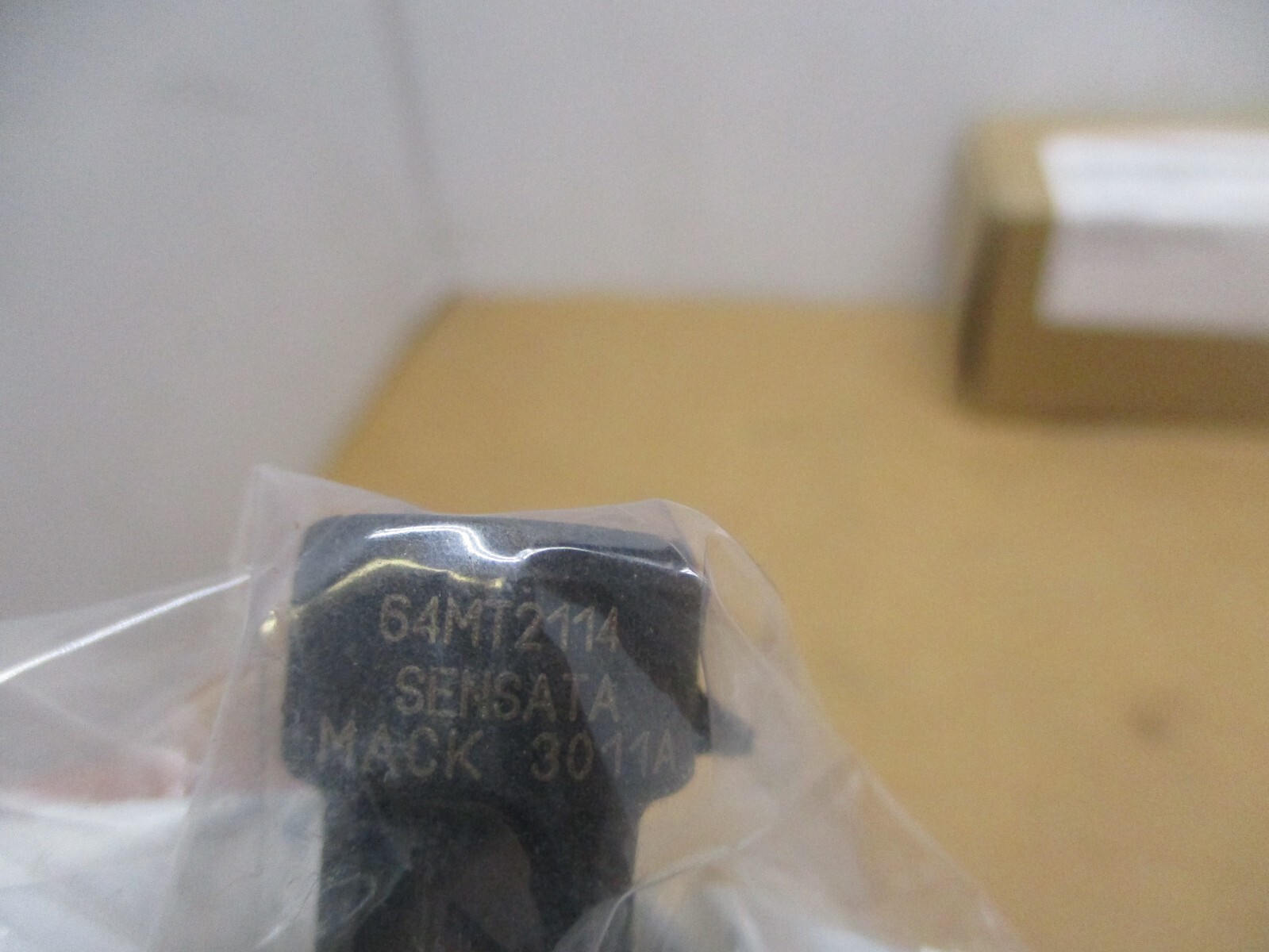 Volvo Mack New OEM Oil Pressure Sensor 20706315