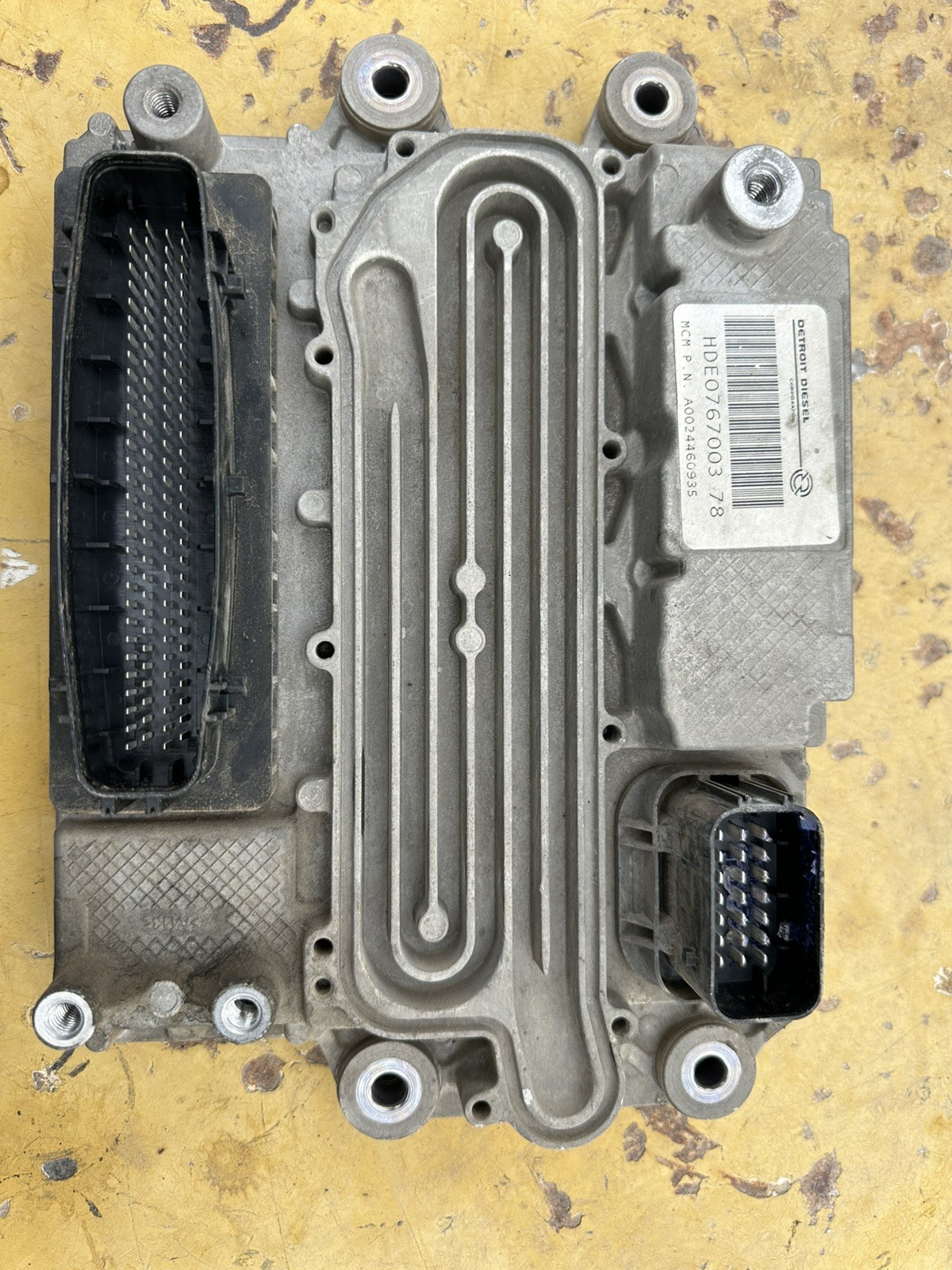 GENUINE: 2021/.A 002 446 09 35 / 002 Freightliner Cascadia ENGINE CONTROL MODULE
