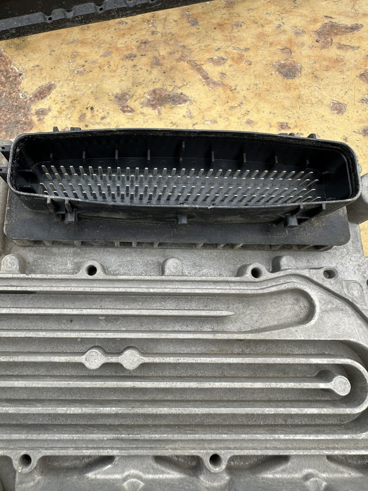 GENUINE: 2021/.A 002 446 09 35 / 002 Freightliner Cascadia ENGINE CONTROL MODULE