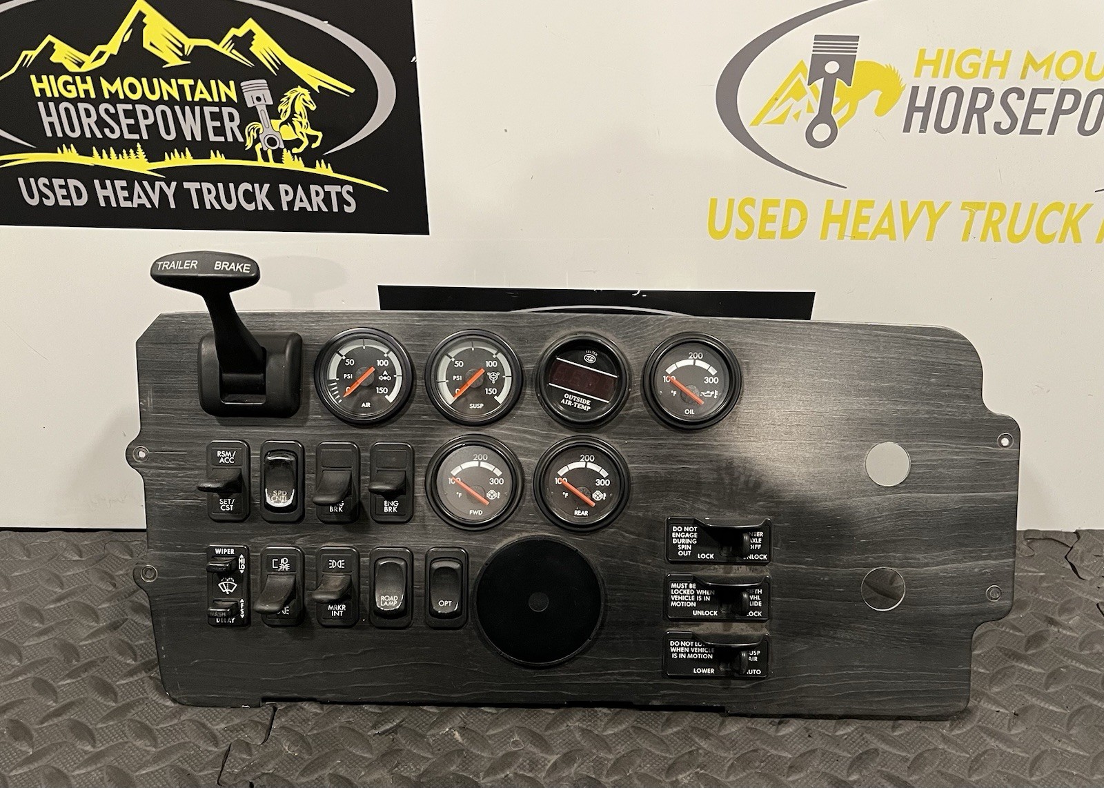 FREIGHTLINER Dashboard instrument Cluster P/N: A06-40924-000 (TAG# 8793)
