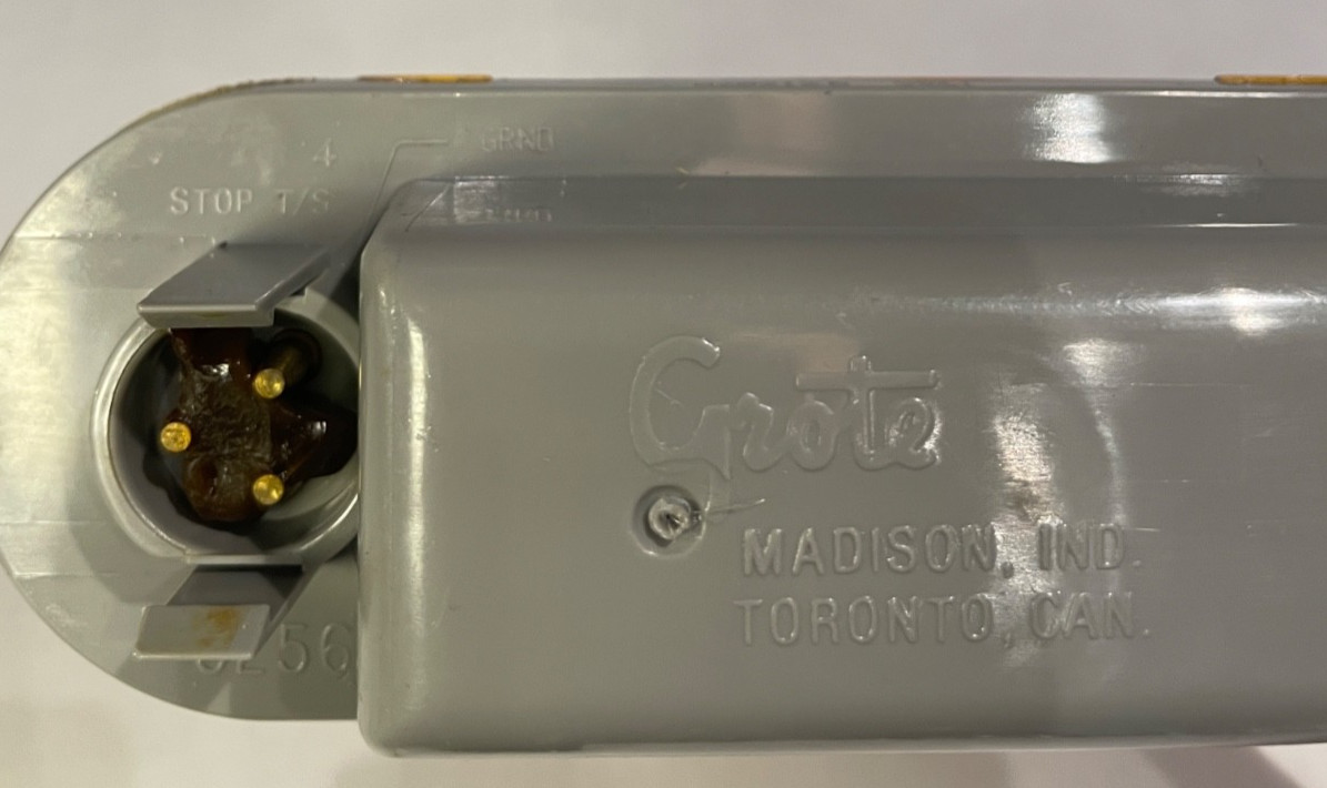 GROTE 52533 POLYCARBONATE TORSION SIDE MARKER TURN SIGNAL