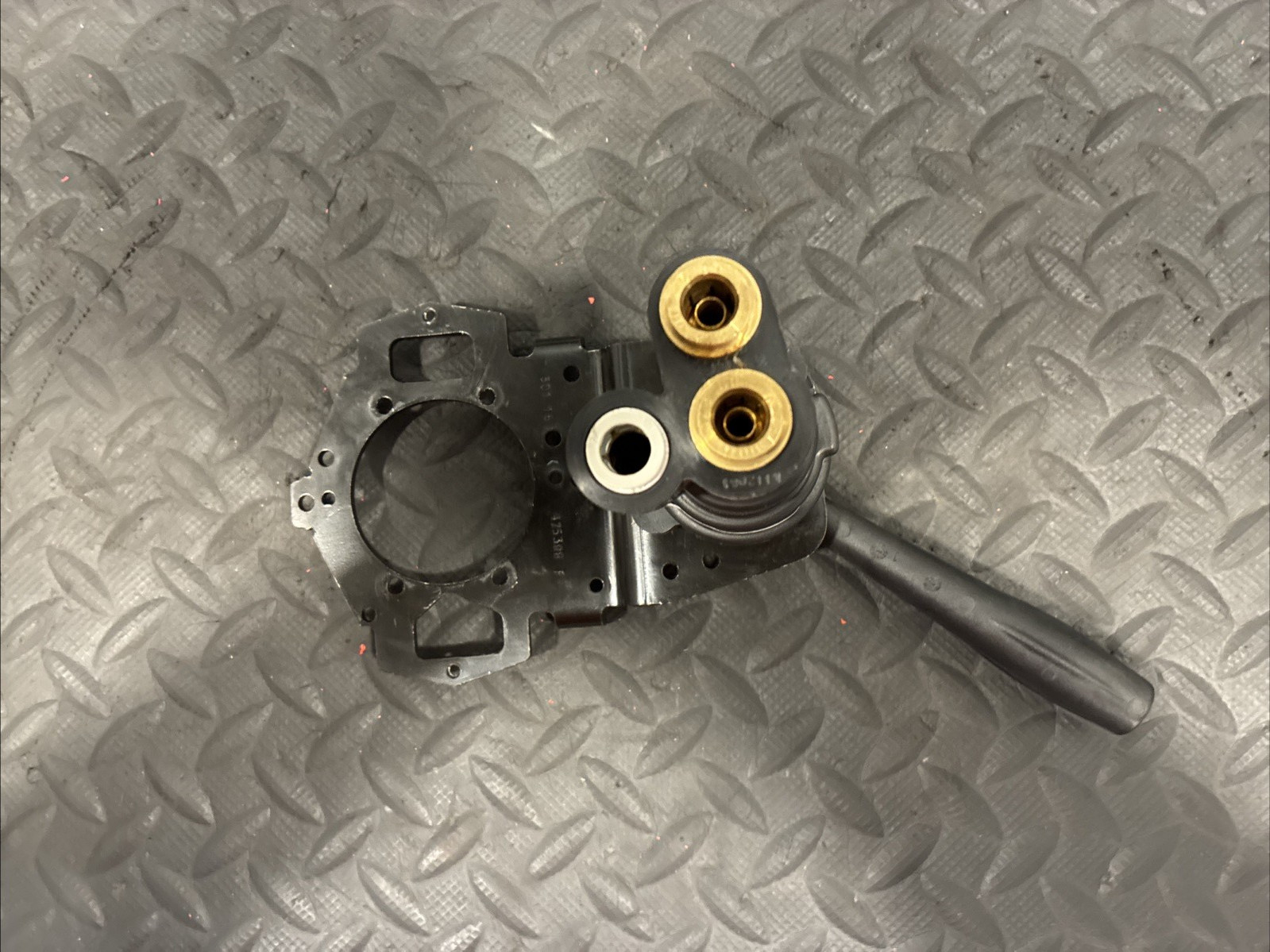 Bendix Air Brake Hand Control Valve w/ Mounting Bracket PN: 410023 (TAG# 17913)