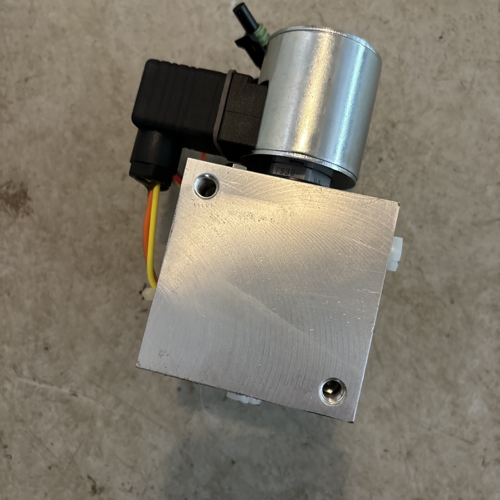 Sauer Danfoss Hydraulic Fan Controller 24v 3000PSI 1090322 NOS