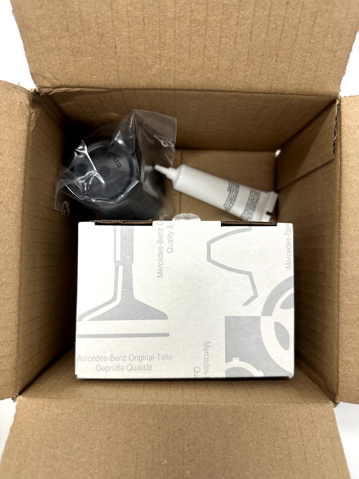 GENUINE Freightliner Cascadia DD15 DD13 DEF Filter A0001421089/A0004700892